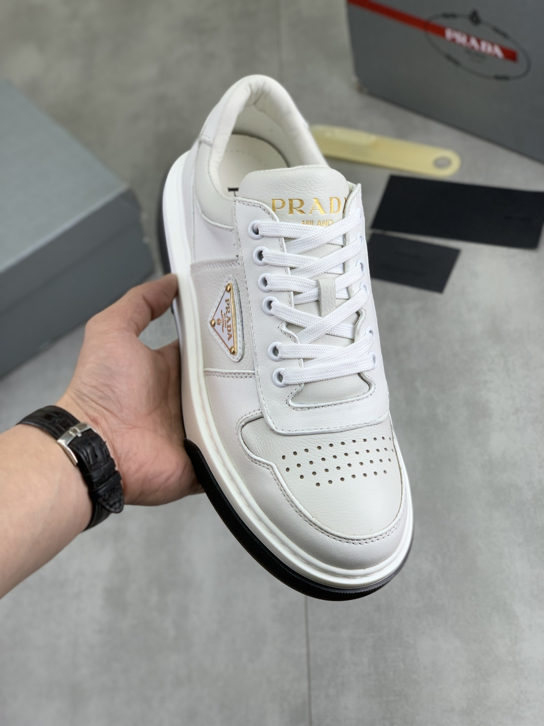 NO:690143,[Real price] Popular models are available on the official website, trendy brands (Prada) are mainly promoting popular models, avant-garde and versatile fashionable men's shoes, private version mold opening, cowhide surface splicing 11.. Stylish and simple, original imported cowhide and cowhide feet; the atmosphere and personality are more fashionable, eye-catching and pursuing class. It will subvert old ideas and be a must-have for fashionistas with you! Must keep it for yourself!  Tall and comfortable, high-end quality workmanship. Size 38-44 (45 customized) black and white available.,, prada, prada, cowhide19860909【实价】官网爆款上市, 潮牌（普拉达Prada）主推爆款,前卫百搭时尚男鞋私版开模,牛皮面拼接11..时尚干脆、原版进口牛皮内里牛皮垫脚；大气个性更潮更抢眼更追求档次,它将颠覆旧念,与您共度时尚潮人必备! 必自留 ! 高大上的舒适大低,高端品质做工.码数38-44（45定做）黑色 白色可选.,,prada,prada,cowhide,Men's shoes