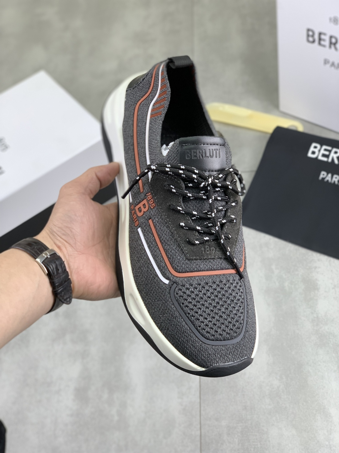 NO:690147,Real price Berlut/Berlut* Shadow sports shoes. As the brand's first knitted sports shoes, the shoes are made of lightweight and extremely tough knitted fabric. Two-color high-density fly weaving. Matched with calfskin hand-rubbing process. The outer waist three-dimensional B-shaped embroidery method is different from the ordinary computer embroidery in the market. The original embroidery is full and has a strong concave and convex three-dimensional effect. Two-color PU lightweight soft sole size: 39-44 (customized at 45),,sneakers,cowhide19860909实价 布鲁提/Berlut* Shadow运动鞋履 作为品牌首款针织运动鞋履 鞋用轻盈且极富韧性的针织面料 双色高密度飞织 搭配小牛皮手工擦色工艺 外腰立体B字绣法 区别市场普通电脑一次绣成 原版刺绣饱满 凹凸立体感强 双色PU轻质软底 size :39-44（45定做）,,sneakers,cowhide,Men's shoes