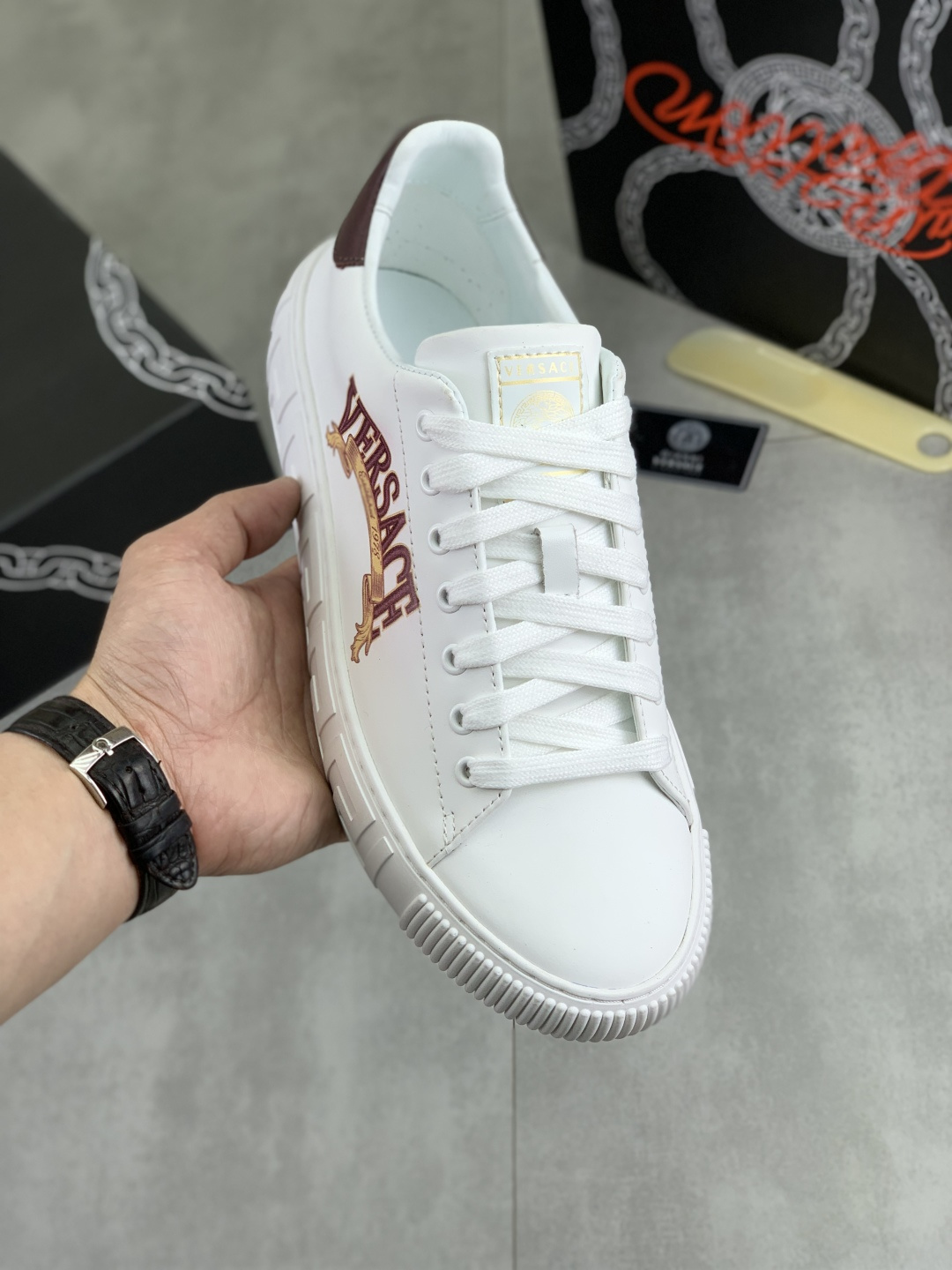 NO:690300,Actual price Versace couple model purchasing agent level, imported original material, imported original breathable mesh fabric, spliced ​​cowhide surface, imported breathable mesh lining, fashionable glue LOGO film matching, printed pattern feet, sports and leisure style, original quality, original lightweight combination foam outsole (soft, comfortable and lightweight) code number 36-45 (46 customized),,versace,versace,cowhide19860909实价 Versace (范思哲）情侣款 代购级别,进口原版料,进口原版透气网布面料,拼接牛皮面,进口透气网布内里,时尚滴胶LOGO胶片搭配,印花图案垫脚,运动休闲风格,原版品质,原版轻便型组合发泡大底底（柔软舒适轻便）码数36-45（46定制）,,versace,versace,cowhide,Men's shoes