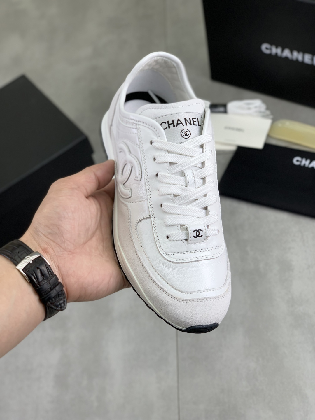 NO:690302,[Real price] Couple model Chanel - Ch@nel new spring and summer sports shoes. Made of Italian imported cow suede calfskin with color matching. Multiple color matching + reflective edge design. Breathable and comfortable lining. Fashionable and must-have size. Female 35-42 Male 38-46. 2 colors available. Full package, chanel, sneakers, cowhide19860909【实价】情侣款 香奈儿- Ch@nel 春夏新款运动鞋 面料意大利进口牛反绒拼色小牛皮而成 多种拼色+反光边料的设计感 透气舒适内里 时髦精必入码数女35-42 男38-46 2款颜色可选 全套包装,,chanel,sneakers,cowhide,Men's shoes