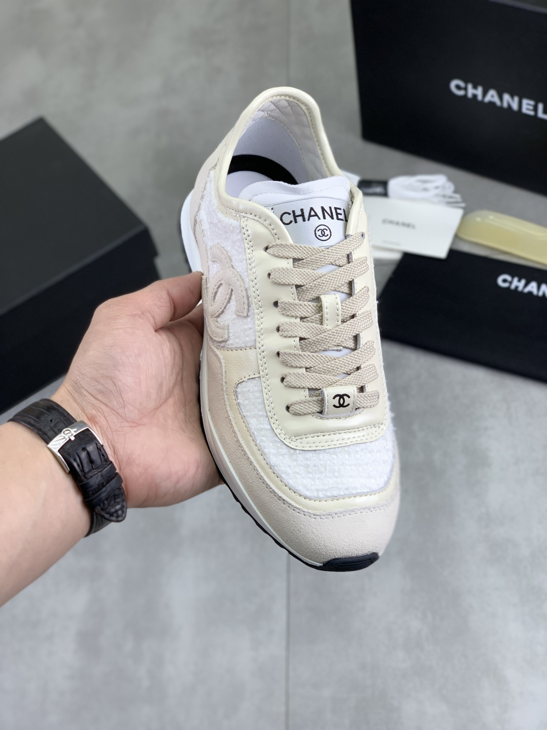 NO:690304,[Real price] Couple model Chanel - Ch@nel new spring and summer sports shoes. Made of Italian imported cow suede calfskin with color matching. Multiple color matching + reflective edge design. Breathable and comfortable lining. Fashionable and must-have size. Female 35-42 Male 38-46. 3 colors available. Full package, chanel, sneakers, cowhide19860909【实价】情侣款 香奈儿- Ch@nel 春夏新款运动鞋 面料意大利进口牛反绒拼色小牛皮而成 多种拼色+反光边料的设计感 透气舒适内里 时髦精必入码数女35-42 男38-46 3款颜色可选 全套包装,,chanel,sneakers,cowhide,Men's shoes