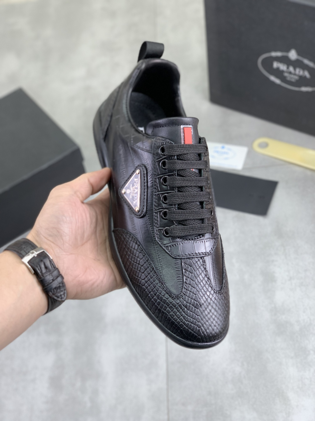 NO:704556,[actual price]  High-quality PRADA breathable and comfortable men's shoes, the latest classic model on the official website, 11 copies are on the market, synchronized in Hong Kong, and on the same catwalk; all made of calfskin with breathable mesh fabric, imported soft and comfortable sheepskin lining, rubber outsole, original anti-slip and durable  Wear; comfortable to wear, attractive style, fine workmanship, and simple and neat shoe last, showing the man's courage and toughness, size 38 to 44; 3 colors to choose from, prada, prada, cowhide, sheepskin19860909【实价】 高品质羊里（PRADA普拉达）透气舒适男鞋官网经典最新款上市了11复制,香港同步,走秀同台；全部采用小牛皮配透气网布面料进口柔软舒适羊皮内里、橡胶大底原版防滑耐磨；着脚舒适、款式耐看,做工精细,配以简洁利落的鞋楦,彰显男人的果敢和硬朗,码数38一44；3色选,,prada,prada,cowhide,sheepskin,Men's shoes