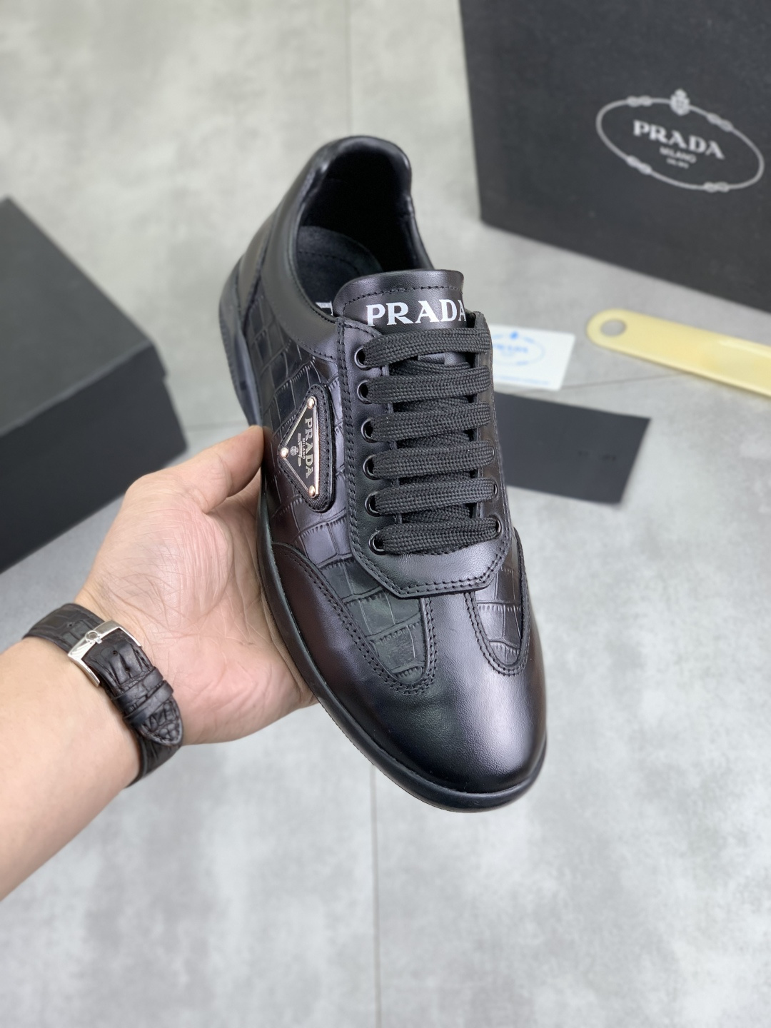 NO:704559,[Real price] The latest model of the high-quality PRADA breathable and comfortable men's shoes on the official website has been launched in 11 copies, synchronized in Hong Kong and on the same catwalk; all made of calfskin with breathable mesh fabric, imported soft and comfortable sheepskin lining, original rubber outsole, non-slip and wear-resistant; comfortable on the feet, attractive style, fine workmanship, with simple and neat shoe last, showing the courage and toughness of men, code number 38 to 44; black  White selection,,prada,prada,cowhide,sheepskin19860909【实价】 高品质羊里（PRADA普拉达）透气舒适男鞋官网经典最新款上市了11复制,香港同步,走秀同台；全部采用小牛皮配透气网布面料进口柔软舒适羊皮内里、橡胶大底原版防滑耐磨；着脚舒适、款式耐看,做工精细,配以简洁利落的鞋楦,彰显男人的果敢和硬朗,码数38一44；黑色 白色选,,prada,prada,cowhide,sheepskin,Men's shoes