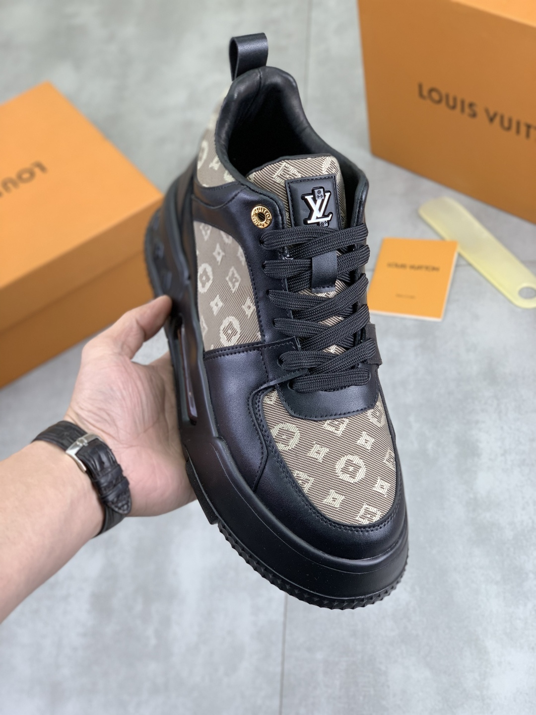 NO:704568,Actual price [LOUIS VUITTON] new high-top LV Louis Vuitton *——LV classic high-top trendy shoes!  Made of imported original soft calfskin, water-dyed pigskin lining. Original wear-resistant rubber outsole!  High quality products!  Size 38-44, 3 colors available, louis vuitton, louis vuitton, louis vuitton, cowhide19860909实价【LOUIS VUITTON）新款高帮LV路易威登 *—— LV经典高帮潮鞋！选用进口原厂柔软小牛皮,水染猪皮内里.原版耐磨橡胶大底！高品质精品！码数38-44 颜色3色可选,,louis vuitton,louis vuitton,louis vuitton,cowhide,Men's shoes