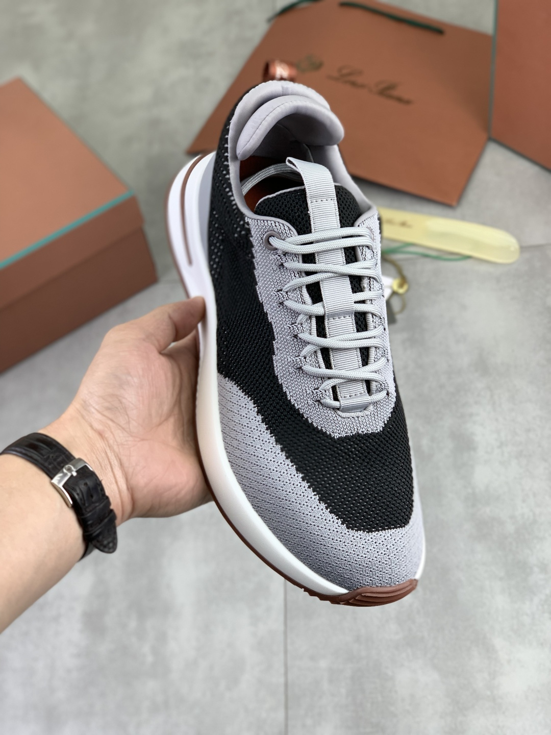 NO:704818,Real price and high quality. The latest casual shoes Loro Piana. Top-grade purchase original copy. Founded the existing Loro Piana company on August 24th. The family business is now in its sixth generation. It provides high-quality products to customers who are discerning about taste and quality. Imported original fly weave with cowhide fabric, lining made of plain calfskin. Hand-stitched thread with cowhide feet. Original packaging. High-end outsole. Size 38-46. Multiple colors available.  full package,,loro piana,cowhide19860909实价高品质 最新款休闲鞋Loro Piana 顶级级购买原版复制 于194月24日一手创立现有的Loro Piana公司.家族经营至今已是第六代,为讲求品味及对质量有要求的顾客提供上等的优质商品 进口原版飞织配牛皮面料 ,内里平纹小牛皮制成 手工缝制线配牛皮垫脚 原版包装 高端大底 码数38-46 多款颜色可选 全套包装,,loro piana,cowhide,Men's shoes