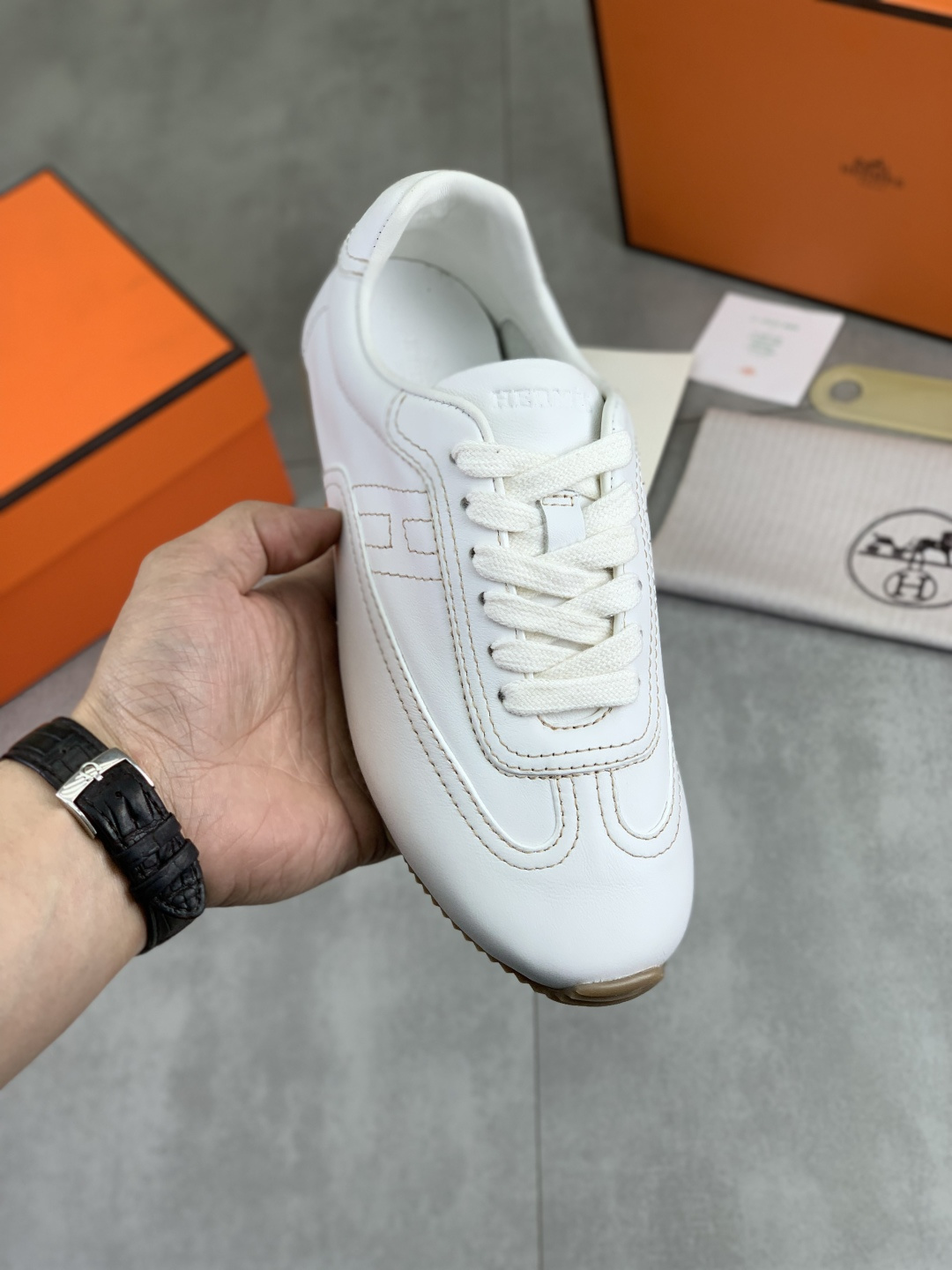 NO:704822,Real price, top version, original order Hermes men's Drift Sneaker summer new casual sports shoes, original purchase, development, production, H family men's classic series, technical breathable fabrics with cowhide, casual sports shoes, casual sports dad shoes, combined with high-tech breathable materials and cowhide, H family exclusive button decoration on the side. The outsole is full of H italic design and bright colors to show vitality and continue the brand design inspiration. Walking lightly in the city, feel unrestrained and comfortable. Delivered with exquisite packaging  Original fabric, customized breathable material + first-layer cowhide, cowhide lining for feet, outsole molded and evacuated, PU+TPU material, Size 35-45, multiple colors to choose from, premium packaging, hermes, hermes, sneakers, cowhide19860909实价 顶级版本 原单 Hermes爱马仕男款 Drift Sneaker 夏季新款休闲运动鞋 原版购入开发 做货 H家男士经典系列 科技透气面料搭配牛皮 休闲运动鞋 休闲之履运动老爹鞋结合高科技透气材质与牛皮,侧面H家专属纽扣装饰 大底满满H斜体设计和鲜艳色彩展现活力,延续品牌设计灵感.轻盈漫步都市,感受无拘舒适. 配送精美包装 面料原版定制透气材质+头层牛皮 内里牛皮垫脚 大底开模抽空PU+TPU材质 Size 35-45 多款颜色可选 精品包装,,hermes,hermes,sneakers,cowhide,Men's shoes