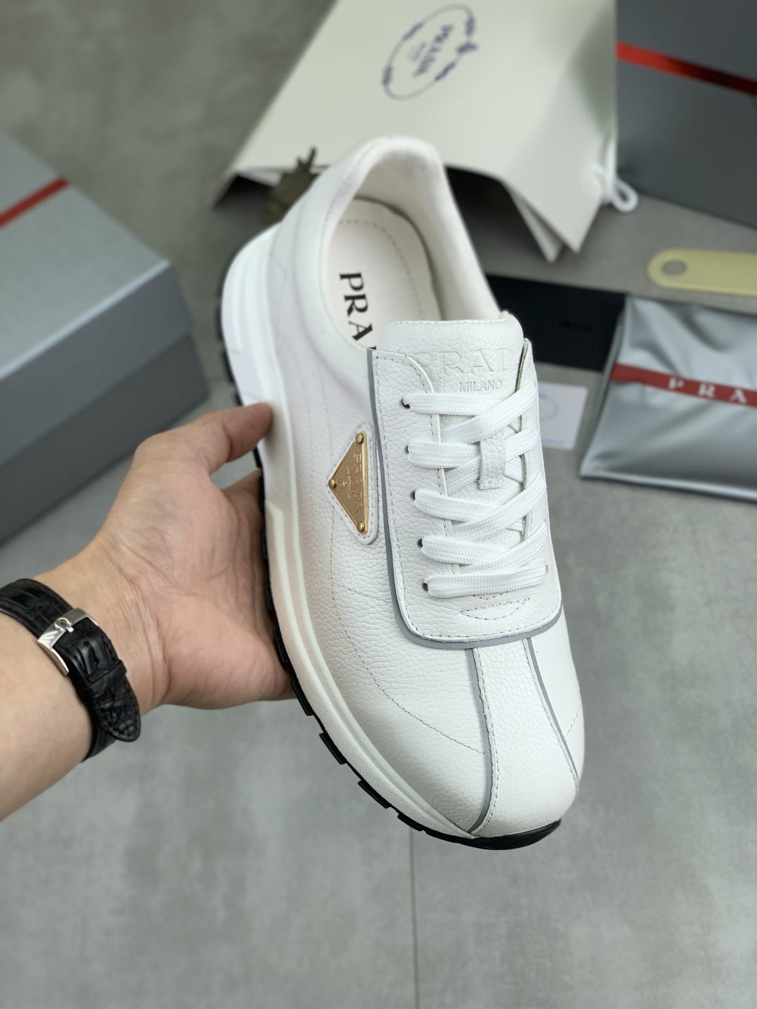 NO:744314,[Real price] Top quality. New popular models on the official website are on the market. They will not go out of style for a hundred years. Trendy brands (Prada) mainly promote popular models. Avant-garde and versatile fashionable men's shoes are privately modeled. The cowhide surface is spliced with 11 oil edges. Fashion is straightforward, original imported cowhide with python skin, and cowhide lining. The atmosphere is more trendy, eye-catching, and pursuit of class. It will subvert old ideas and be a must-have for fashionistas who want to spend time with you! Must keep it for yourself!  High-end, comfortable and low-end, high-end quality workmanship. 5 colors available in sizes 38-44. Full set of packaging, prada, prada, cowhide, snakeskin19860909【实价】顶级品质 官网新款爆款上市,百年不过时, 潮牌（普拉达Prada）主推爆款,前卫百搭时尚男鞋私版开模,牛皮面拼接11油边处理..时尚干脆、原版进口牛皮配蟒蛇皮,牛皮内里牛皮垫脚；大气个性更潮更抢眼更追求档次,它将颠覆旧念,与您共度时尚潮人必备! 必自留 ! 高端舒适大低,高端品质做工.码数38-44 5款颜色可选.全套包装,,prada,prada,cowhide,snakeskin,Men's shoes