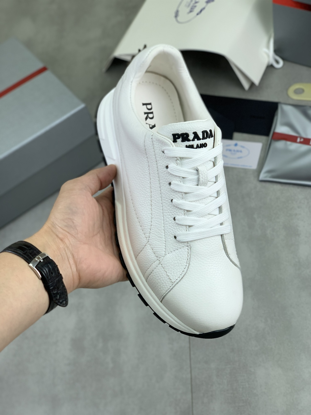 NO:744322,[Real price] Top quality. New popular models on the official website are on the market. They will not go out of style for a hundred years. Trendy brands (Prada) mainly promote popular models. Avant-garde and versatile fashionable men's shoes are privately modeled. The cowhide surface is spliced with 11 oil edges. Fashion is straightforward, original imported cowhide with python skin, and cowhide lining. The atmosphere is more trendy, eye-catching, and pursuit of class. It will subvert old ideas and be a must-have for fashionistas who want to spend time with you! Must keep it for yourself!  High-end, comfortable and low-end, high-end quality workmanship. Size 38-44, 4 colors available. Full set of packaging, prada, prada, cowhide, snakeskin19860909【实价】顶级品质 官网新款爆款上市,百年不过时, 潮牌（普拉达Prada）主推爆款,前卫百搭时尚男鞋私版开模,牛皮面拼接11油边处理..时尚干脆、原版进口牛皮配蟒蛇皮,牛皮内里牛皮垫脚；大气个性更潮更抢眼更追求档次,它将颠覆旧念,与您共度时尚潮人必备! 必自留 ! 高端舒适大低,高端品质做工.码数38-44 4款颜色可选.全套包装,,prada,prada,cowhide,snakeskin,Men's shoes