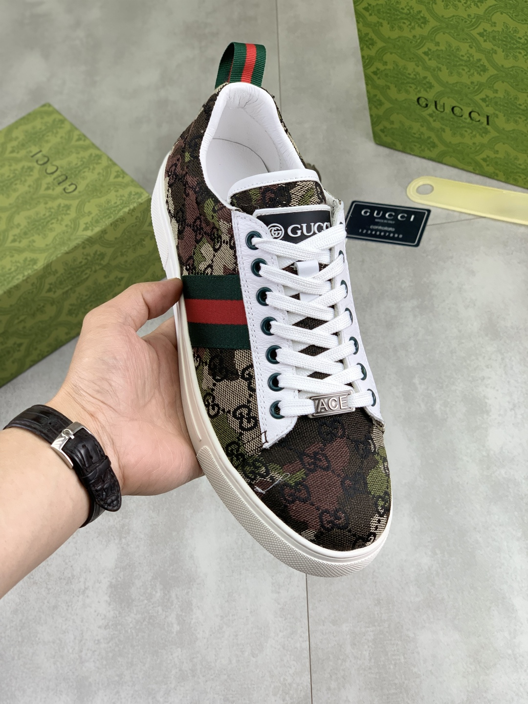 NO:744967,[Real price] Gucci Gucci official website latest classic casual fashion men's shoes hot style simple and elegant, exclusive for trendy men. Unique official website latest brand elements Gucci original decoration, fashionable and generous, the fabric is made of original soft calfskin, comfortable and soft pigskin lining, official website designated wear-resistant rubber outsole_full of elasticity, classic model actual shooting color 2 colors optional code number 38-44,,gucci,gucci,cowhide19860909【实价】 古驰 Gucci官网最新款经典休闲时尚男鞋爆款版型简洁大气,潮男专属.独有的官网最新品牌元素古奇原版装饰,时尚又大方,面料原版柔软小牛皮制作 舒适的柔软猪皮内里 官网指定耐磨橡胶大底_弹力十足,经典款实物拍摄颜色2色可选码数38-44,,gucci,gucci,cowhide,Men's shoes