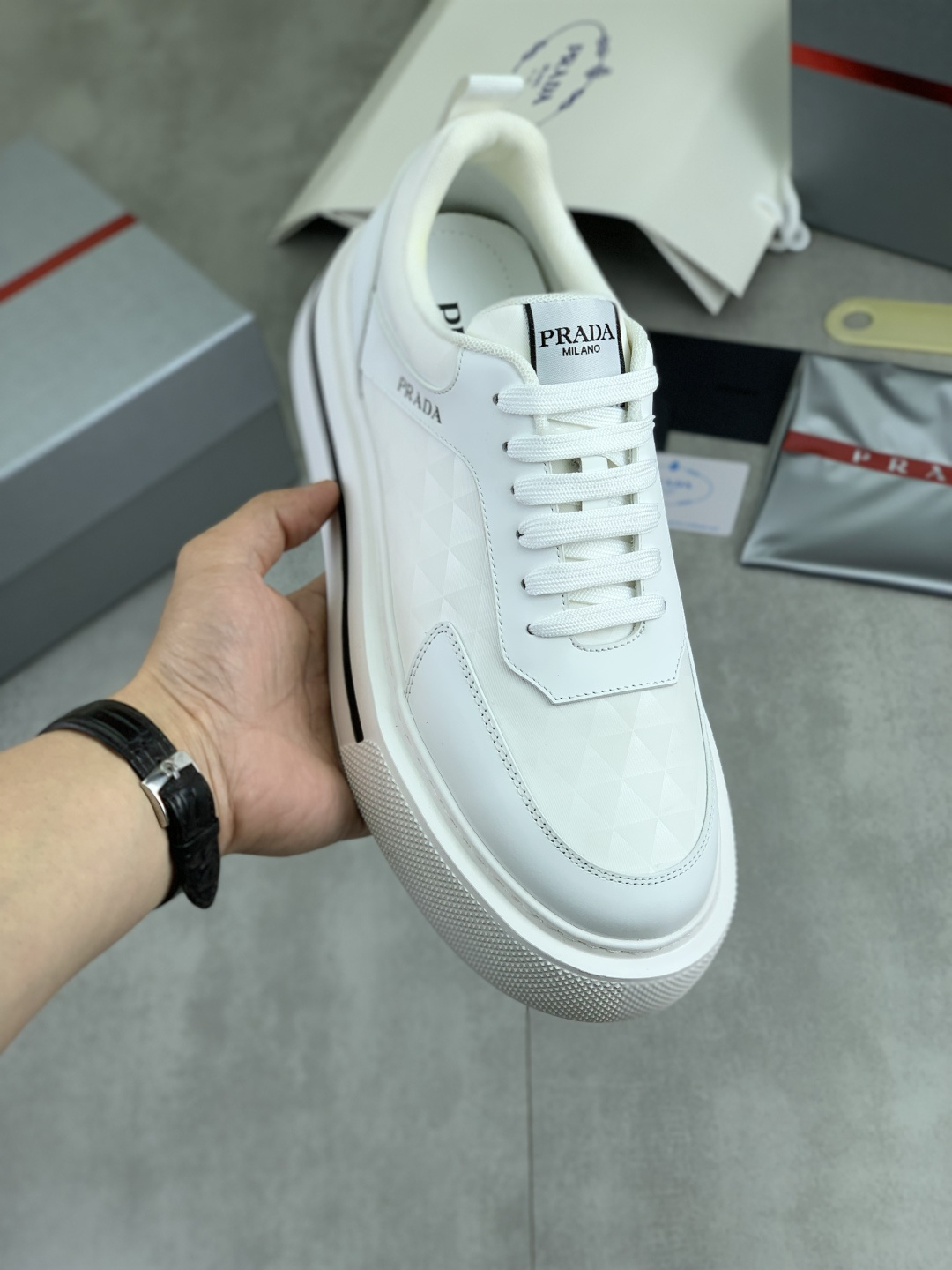 NO:744994,[Real price] Popular models are available on the official website, trendy brands (Prada) mainly promote popular models, avant-garde and versatile fashionable men's shoes, private version mold opening, cowhide surface splicing 11.. Stylish and simple, original imported cowhide lining cowhide feet; the atmosphere and personality are more fashionable, eye-catching and pursuing class. It will subvert old ideas and be a must-have for fashionistas who want to spend time with you! Must keep it! Tall and comfortable but low, high-end quality workmanship. Size 38-45  2 optional.,,prada,prada,cowhide19860909【实价】官网爆款上市, 潮牌（普拉达Prada）主推爆款,前卫百搭时尚男鞋私版开模,牛皮面拼接11..时尚干脆、原版进口牛皮内里牛皮垫脚；大气个性更潮更抢眼更追求档次,它将颠覆旧念,与您共度时尚潮人必备! 必自留 ! 高大上的舒适大低,高端品质做工.码数38-45 2可选.,,prada,prada,cowhide,Men's shoes