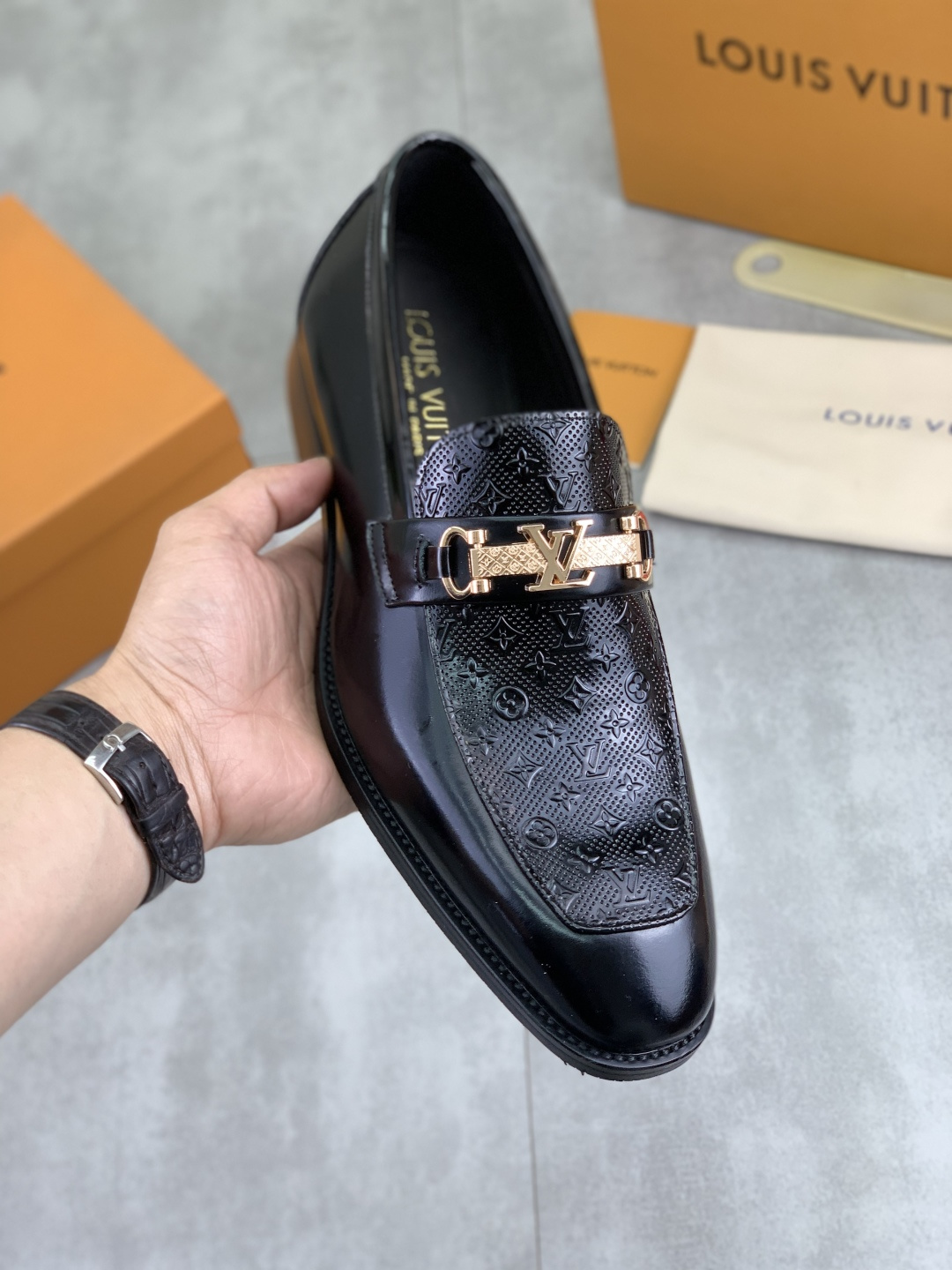 NO:745636,[Actual price] Water-dyed cow lining LV Louis Vuitton business leather shoes, using original imported Italian open-edge beaded calfskin, full cowhide lining, carefully handmade by professional shoemakers, the original version is specially designed for wear-resistant outsole. Standard size 38-45 (46 47 customized) black, brown, burgundy, louis vuitton, louis vuitton, cowhide19860909【实价】水染牛里 LV路易威登商务皮鞋,釆用原版进口意大利开边珠小牛皮,全牛皮内里、专业鞋匠精心手工制,原版专供耐磨大底.标准码38-45（46 47定做）黑色 棕色 酒红色选,,louis vuitton,louis vuitton,cowhide,Men's shoes