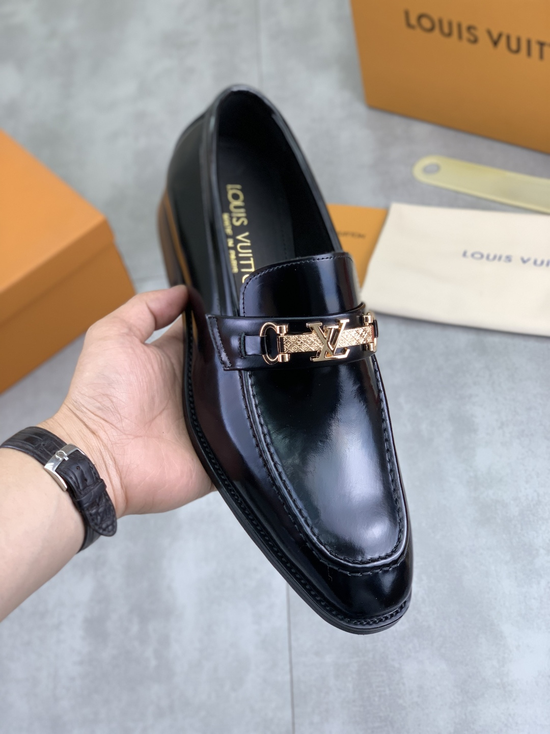 NO:745650,[Actual price] Water-dyed cowhide LV Louis Vuitton business leather shoes, using original imported Italian open-edge beaded calfskin, full cowhide lining, carefully handmade by professional shoemakers, the original version is specially designed for wear-resistant outsole. Standard size 38-45 (46 47 customized) black choose,, louis vuitton, louis vuitton, cowhide19860909【实价】水染牛里 LV路易威登商务皮鞋,釆用原版进口意大利开边珠小牛皮,全牛皮内里、专业鞋匠精心手工制,原版专供耐磨大底.标准码38-45（46 47定做）黑色 选,,louis vuitton,louis vuitton,cowhide,Men's shoes