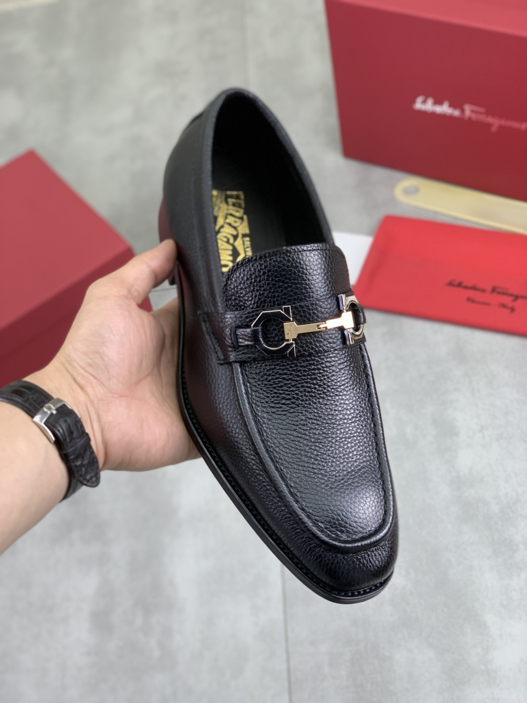 NO:745663,[Real price] Water-dyed cow leather [Salvatore Ferragamo] Ferragamo’s latest casual business leather shoes for men!  Listed simultaneously!  The fabric is made of specially imported original pebbled calfskin, and the lining is made of imported water-dyed cowhide. It is absolutely luxurious and leads the fashion trend. The size is 38-45 (46 and 47 can be customized). Black, brown and blue colors are available, Louis Vuitton, Ferragamo, Ferragamo, Cowhide19860909【实价】水染牛里【Salvatore Ferragamo】菲拉格慕 男士最新款休闲商务皮鞋！同步上市！面料采用专用进口原版荔枝纹小牛皮,内里采用进口水染牛皮,绝对的奢华打造,引领时尚潮流.配码38-45 (46 47可以定做) 黑色 棕色 蓝色 款颜色可选,,louis vuitton,ferragamo,ferragamo,cowhide,Men's shoes