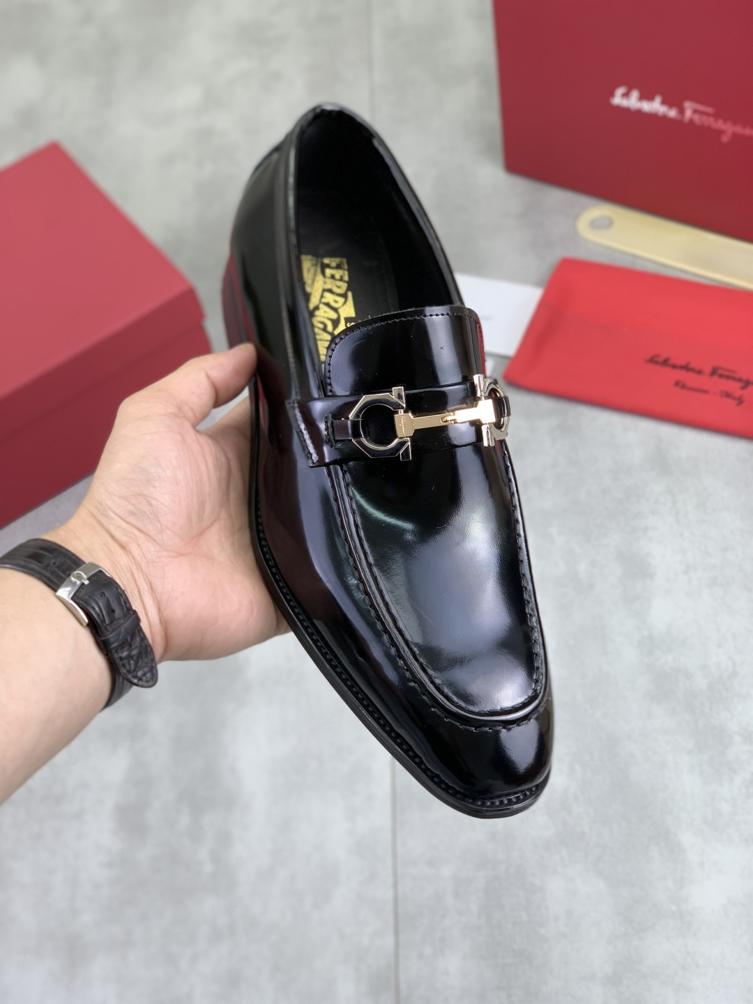 NO:745655,[Real price] Water-dyed cow leather [Salvatore Ferragamo] Ferragamo’s latest casual business leather shoes for men!  Listed simultaneously!  The fabric is made of specially imported original pebbled calfskin, and the lining is made of imported water-dyed cowhide. It is absolutely luxurious and leads the fashion trend. The size is 38-45 (46 and 47 can be customized). Black color is available, Louis Vuitton, Ferragamo, Ferragamo, Cowhide19860909【实价】水染牛里【Salvatore Ferragamo】菲拉格慕 男士最新款休闲商务皮鞋！同步上市！面料采用专用进口原版荔枝纹小牛皮,内里采用进口水染牛皮,绝对的奢华打造,引领时尚潮流.配码38-45 (46 47可以定做) 黑色款颜色可选,,louis vuitton,ferragamo,ferragamo,cowhide,Men's shoes