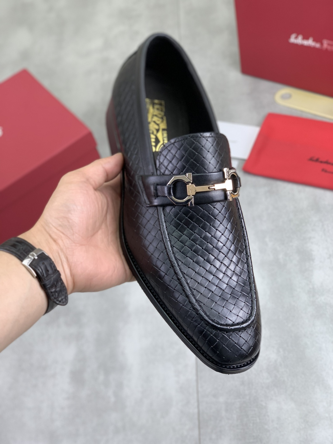 NO:745658,[Real price] Water-dyed cow leather [Salvatore Ferragamo] Ferragamo’s latest casual business leather shoes for men!  Listed simultaneously!  The fabric is made of specially imported original pebbled calfskin, and the lining is made of imported water-dyed cowhide. It is absolutely luxurious and leads the fashion trend. The size is 38-45 (46 and 47 can be customized). Black and brown colors are available, Louis Vuitton, Ferragamo, Ferragamo, Cowhide19860909【实价】水染牛里【Salvatore Ferragamo】菲拉格慕 男士最新款休闲商务皮鞋！同步上市！面料采用专用进口原版荔枝纹小牛皮,内里采用进口水染牛皮,绝对的奢华打造,引领时尚潮流.配码38-45 (46 47可以定做) 黑色 棕色款颜色可选,,louis vuitton,ferragamo,ferragamo,cowhide,Men's shoes