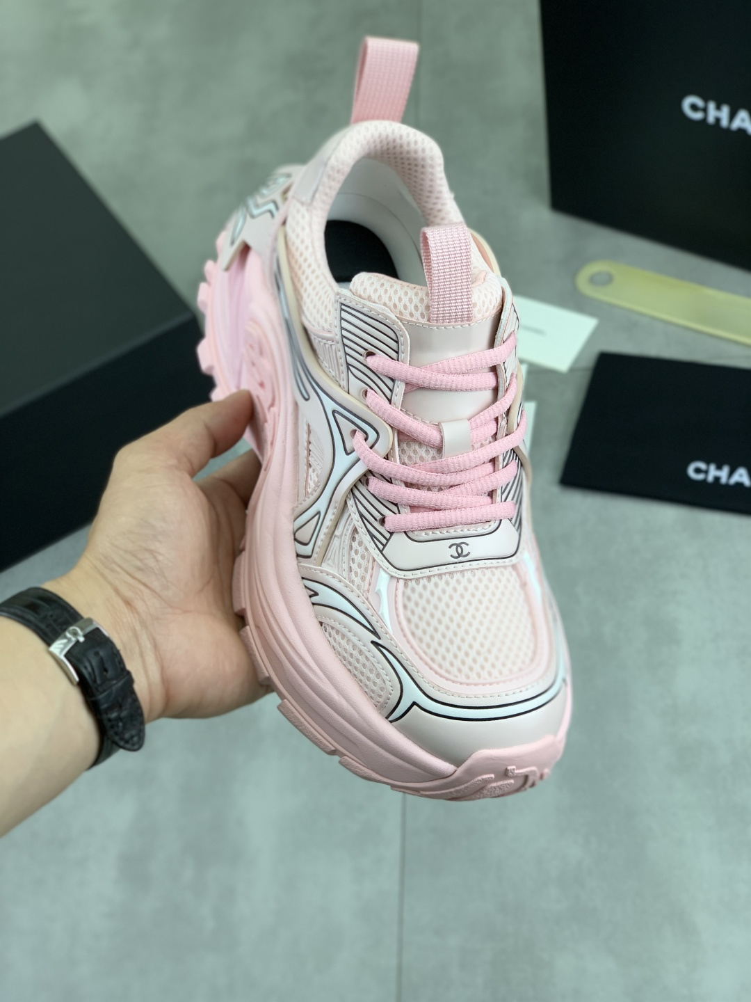 NO:756266,Real price Chanel Chanel casual shoes and sports shoes. These versatile and high-end shoes are here!  This pair is really amazing!  The classic design and versatile upper, paired with a fashionable sports outsole, will make you fall in love at first glance!  The color scheme is high-end and eye-catching, and it immediately enhances the overall temperament when worn on the feet~ The full genuine leather fabric is soft and breathable, the sheepskin lining is skin-friendly and does not scratch the feet, and the T-sole is light and wear-resistant, whether it is for casual outings, outdoor sports or as a couple, you can easily control it!  They look good no matter how you wear them, and they look high-end no matter how you match them~ One pair of shoes can handle all styles, I really can’t put them down!  Come wear it with her and go out to hit the streets. Size 35-40, chanel, chanel, sneakers, sheepskin19860909实价 Chanel 香奈儿休闲鞋运动鞋款 高级感拉满的百搭神鞋来啦！这双真的太绝了！经典设计多艺鞋面,搭配时尚运动大底,一眼心动！配色高级又吸睛,上脚立马提升整体气质～ 全真皮面料柔软透气 羊皮内里亲肤不磨脚 T鞋底轻便耐磨 不管是休闲出街、户外运动还是情侣搭配,都能轻松驾驭！怎么穿都好看,怎么搭都高级～ 一双鞋搞定所有风格,真的爱不释脚！快和TA一起穿上出门炸街吧 码数35-40,,chanel,chanel,sneakers,sheepskin,Men's shoes