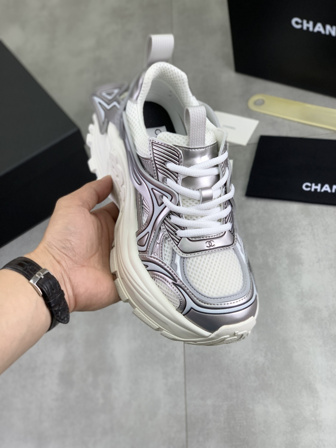 NO:756268,Real price Chanel Chanel casual shoes and sports shoes. These versatile and high-end shoes are here!  This pair is really amazing!  The classic design and versatile upper, paired with a fashionable sports outsole, will make you fall in love at first glance!  The color scheme is high-end and eye-catching. It instantly enhances your overall temperament when put on your feet~ The full genuine leather fabric is soft and breathable. The sheepskin lining is skin-friendly and does not scratch your feet. The T-sole is light and wear-resistant, making it easy to handle whether it is for leisure outings or outdoor sports!  They look good no matter how you wear them, and they look high-end no matter how you match them~ One pair of shoes can handle all styles, I really can’t put them down!  Come wear it with her and go out to hit the streets. Size 35-40, chanel, chanel, sneakers, sheepskin19860909实价 Chanel 香奈儿休闲鞋运动鞋款 高级感拉满的百搭神鞋来啦！这双真的太绝了！经典设计多艺鞋面,搭配时尚运动大底,一眼心动！配色高级又吸睛,上脚立马提升整体气质～ 全真皮面料柔软透气 羊皮内里亲肤不磨脚 T鞋底轻便耐磨 不管是休闲出街、户外运动,都能轻松驾驭！怎么穿都好看,怎么搭都高级～ 一双鞋搞定所有风格,真的爱不释脚！快和TA一起穿上出门炸街吧 码数35-40,,chanel,chanel,sneakers,sheepskin,Men's shoes