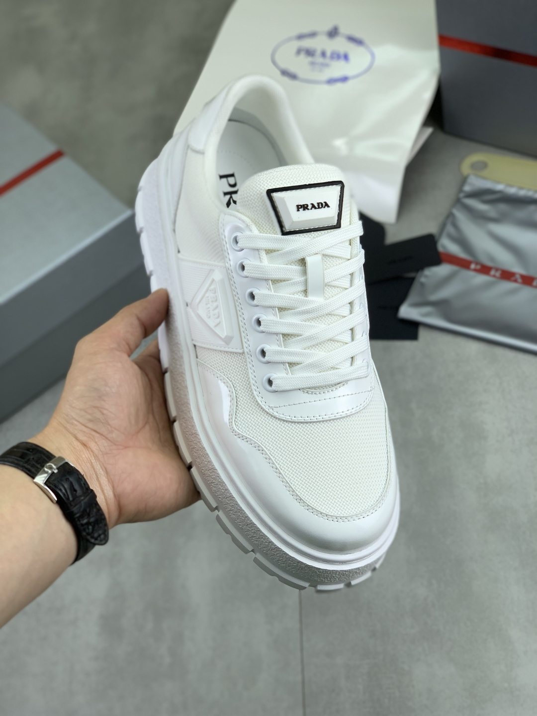 NO:756264,[Real price] Popular models are on the market on the official website, trendy brands (Prada) mainly promote popular models, avant-garde and versatile fashionable men's shoes, private version mold opening, cowhide surface splicing 11.. Fashionable and simple, original imported cowhide lining cowhide feet; the atmosphere and personality are more fashionable, eye-catching and pursuing class. It will subvert the old idea and be a must-have for fashionistas who want to spend time with you! Must keep it! High and comfortable, high-end quality workmanship. Size 38-45  4 optional.,,prada,prada,cowhide19860909【实价】官网爆款上市, 潮牌（普拉达Prada）主推爆款,前卫百搭时尚男鞋私版开模,牛皮面拼接11..时尚干脆、原版进口牛皮内里牛皮垫脚；大气个性更潮更抢眼更追求档次,它将颠覆旧念,与您共度时尚潮人必备! 必自留 ! 高大上的舒适大低,高端品质做工.码数38-45 4可选.,,prada,prada,cowhide,Men's shoes