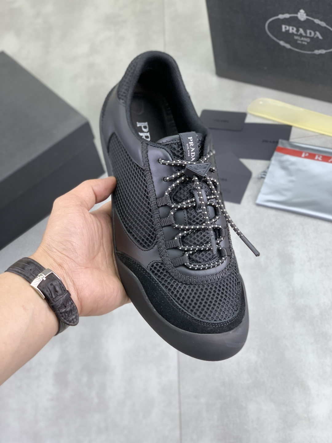 NO:745943,[Real Price] Popular models for couples are on the market on the official website, trendy brands (Prada) are mainly promoting popular models, avant-garde versatile fashionable men's shoes, private version mold opening, cowhide surface splicing 11.. Stylish and simple, original imported cowhide lining cowhide feet; the atmosphere and personality are more fashionable, eye-catching and pursuing class. It will subvert old ideas and be a must-have for fashionistas who want to spend time with you! Must keep it! Tall and comfortable but low, high-end quality workmanship. Size 38-44  4 colors available.,,prada,prada,cowhide19860909【实价】官网情侣爆款上市, 潮牌（普拉达Prada）主推爆款,前卫百搭时尚男鞋私版开模,牛皮面拼接11..时尚干脆、原版进口牛皮内里牛皮垫脚；大气个性更潮更抢眼更追求档次,它将颠覆旧念,与您共度时尚潮人必备! 必自留 ! 高大上的舒适大低,高端品质做工.码数38-44 4色可选.,,prada,prada,cowhide,Men's shoes