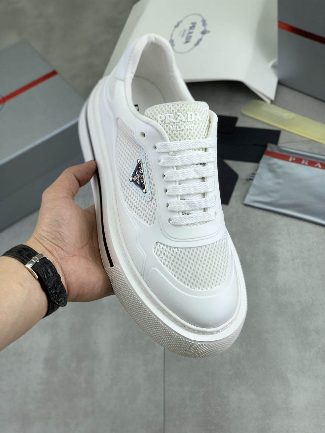 NO:745931,[Real price] Popular models are on the market on the official website, trendy brands (Prada) mainly promote popular models, avant-garde versatile fashionable men's shoes, private version mold opening, cowhide surface splicing 11.. Stylish and simple, original imported cowhide lining cowhide feet; the atmosphere and personality are more fashionable, eye-catching and pursuing class. It will subvert old ideas and be a must-have for fashionistas who want to spend time with you! Must keep it for yourself! Tall and comfortable but low, high-end quality workmanship. Size 38-46  3 optional.,,prada,prada,cowhide19860909【实价】官网爆款上市, 潮牌（普拉达Prada）主推爆款,前卫百搭时尚男鞋私版开模,牛皮面拼接11..时尚干脆、原版进口牛皮内里牛皮垫脚；大气个性更潮更抢眼更追求档次,它将颠覆旧念,与您共度时尚潮人必备! 必自留 ! 高大上的舒适大低,高端品质做工.码数38-46 3可选.,,prada,prada,cowhide,Men's shoes