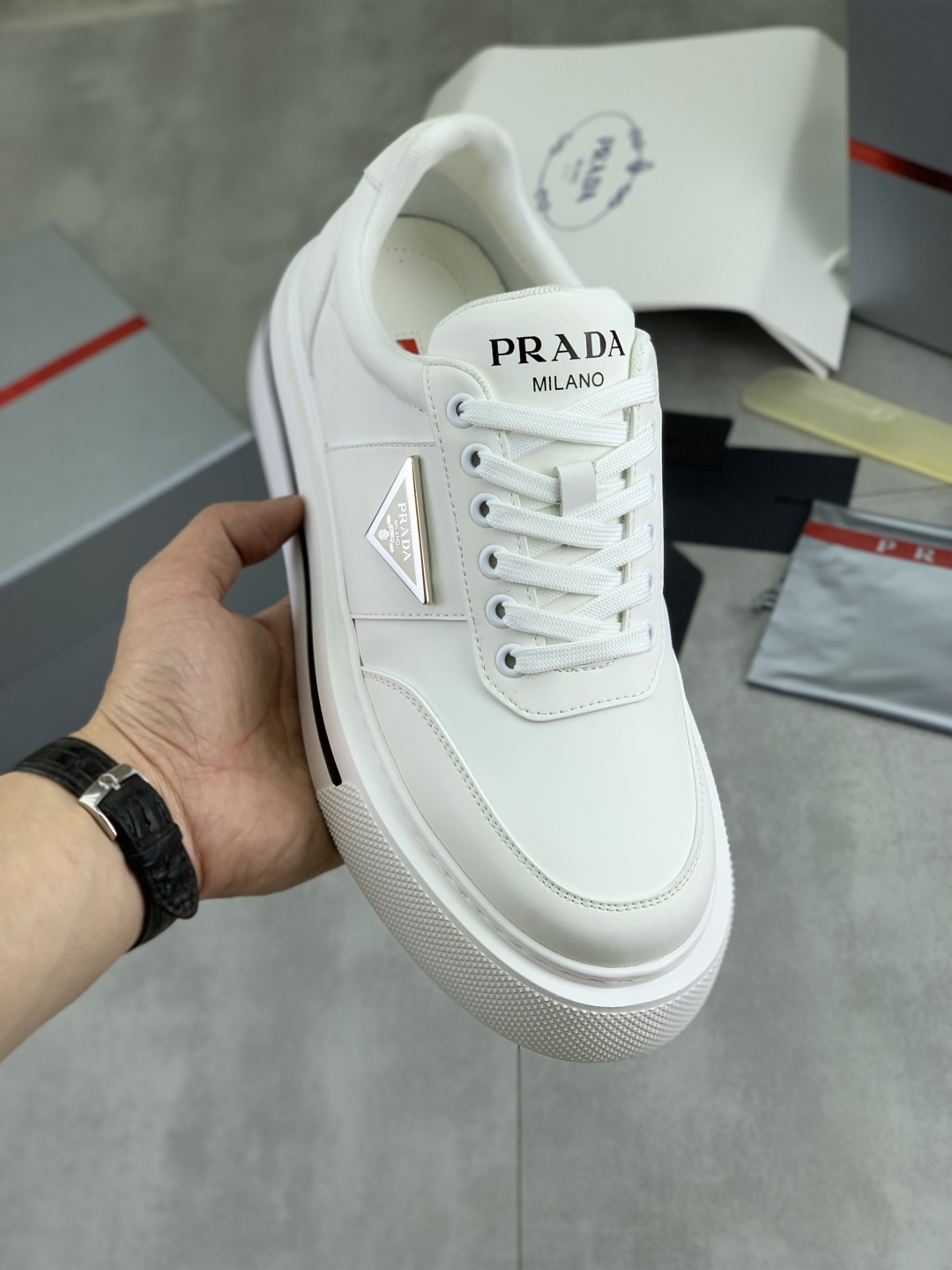 NO:745937,[Real price] Popular models for couples are on the market on the official website, trendy brands (Prada) are mainly promoting popular models, avant-garde and versatile fashionable men's shoes, private version mold opening, cowhide surface splicing 11.. Fashionable and simple, original imported cowhide lining cowhide feet; the atmosphere and personality are more fashionable, eye-catching and pursuing class. It will subvert old ideas and be a must-have for fashionistas who want to spend time with you! Must keep it! Tall and comfortable, high-end workmanship. Size 35-45  3 optional.,,prada,prada,cowhide19860909【实价】官网情侣爆款上市, 潮牌（普拉达Prada）主推爆款,前卫百搭时尚男鞋私版开模,牛皮面拼接11..时尚干脆、原版进口牛皮内里牛皮垫脚；大气个性更潮更抢眼更追求档次,它将颠覆旧念,与您共度时尚潮人必备! 必自留 ! 高大上的舒适大低,高端品质做工.码数35-45 3可选.,,prada,prada,cowhide,Men's shoes