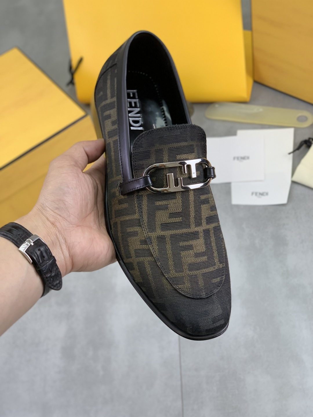 NO:756275,[Real price] Water-dyed cowhide, the latest FENDI (Fendi) new casual leather shoes. Simple routing effect, showing an elegant and cool driving shoe. Made of Italian imported calfskin + first-layer water-dyed cowhide lining, excellent workmanship and meticulous workmanship. Comfortable on the feet. Shows taste and temperament with any outfit, low-key luxury design, simple and elegant  Noble fashion is loved and favored by trendy men. Size38-44 (45 customized) 3 colors available, fendi, fendi, cowhide19860909【实价】水染牛里 最新款 FENDI（芬迪）新款休闲皮鞋 简约的走线效果,呈现出大气优雅且炫酷的驾车鞋 采用意大利进口小牛皮+头层水染牛皮内里材质精良做工细致 脚感舒适.搭配任意着装都尽显品位、气质,低调奢华设计简约大气 高贵时尚备受潮流男士的喜爱与青睐Size38-44（45定做）3色可选,,fendi,fendi,cowhide,Men's shoes