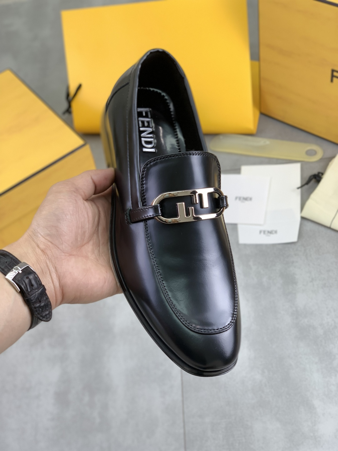 NO:756278,[Real price] Water-dyed cowhide, the latest FENDI (Fendi) new casual leather shoes, simple routing effect, showing an elegant and cool driving shoe. Made of Italian imported calfskin + first-layer water-dyed cowhide lining, excellent workmanship and comfortable feet. It shows taste and temperament with any outfit, low-key luxury design, simple and elegant, noble and fashionable, very popular among trendy men. Size 38-44 (customized for 45) 3 colors available  full package,,fendi,fendi,cowhide19860909【实价】水染牛里 最新款 FENDI（芬迪）新款休闲皮鞋 简约的走线效果,呈现出大气优雅且炫酷的驾车鞋 采用意大利进口小牛皮+头层水染牛皮内里材质精良做工细致 脚感舒适.搭配任意着装都尽显品位、气质,低调奢华设计简约大气 高贵时尚备受潮流男士的喜爱与青睐Size38-44（45定做）3色可选 全套包装,,fendi,fendi,cowhide,Men's shoes