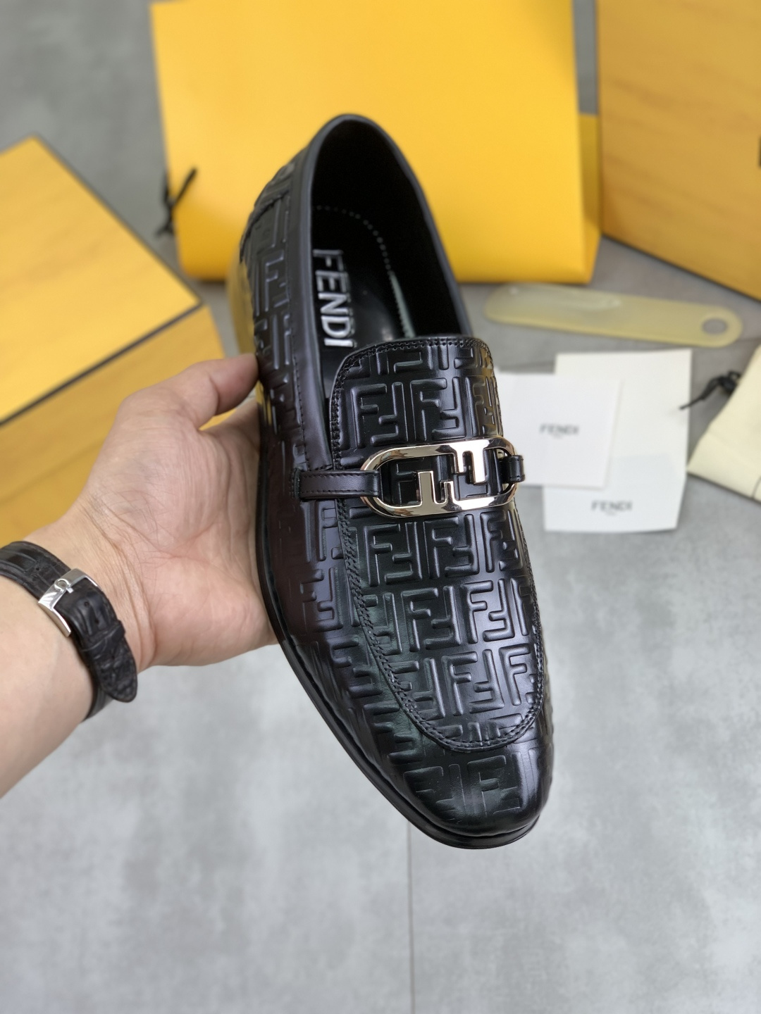 NO:756281,[Real price] Water-dyed cow lining, the latest FENDI (Fendi) new casual leather shoes, simple routing effect, showing an elegant and cool driving shoe. Made of Italian imported calfskin + first-layer water-dyed cowhide lining, excellent workmanship and comfortable feet. It shows taste and temperament with any outfit, low-key luxury design, simple and elegant, noble and fashionable, very popular among trendy men. Size38-44 (custom-made for 45) black and brown optional  full package,,fendi,fendi,cowhide19860909【实价】水染牛里 最新款 FENDI（芬迪）新款休闲皮鞋 简约的走线效果,呈现出大气优雅且炫酷的驾车鞋 采用意大利进口小牛皮+头层水染牛皮内里材质精良做工细致 脚感舒适.搭配任意着装都尽显品位、气质,低调奢华设计简约大气 高贵时尚备受潮流男士的喜爱与青睐Size38-44（45定做）黑色 棕色可选 全套包装,,fendi,fendi,cowhide,Men's shoes