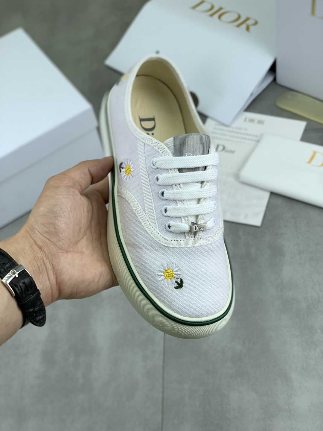 NO:756395,Real-price Dior Saltwind sneakers are made of beige and blue cotton blend fabric, with a unique interpretation of the classic nautical style. Decorated with Oblique print, the round toe and grosgrain topstitching details are unique, and the same color cotton lace closure and Dior  The logo's metal buckle and TPU outsole are decorated with Dior logo patches and a cannage pattern splicing structure, which is light and comfortable. The new classic item can be matched with various men's and women's styles, showing a fashionable and simple style!  Various colors to choose from. Women's size 35-41. Men's size will be shipped next month. Full set of packaging, dior, dior, sneakers19860909实价 迪奥Dior Saltwind 运动鞋 米色和蓝色棉质混纺面料制作,别具匠心地诠释了经典航海风.饰以 Oblique 印花,圆形鞋头和罗缎缉面线细节别具一格,同色系棉质鞋带开合和饰以 Dior 标志的金属扣,TPU大底饰以Dior标志补丁和藤格纹图案拼接结构,轻盈舒适.全新经典单品,可与各式男女装造型搭配,彰显时尚简约风范！颜色多款颜色可选 码数女款35-41 男码下个月出货 全套包装,,dior,dior,sneakers,Men's shoes