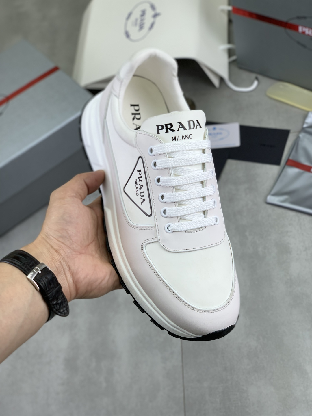 NO:778125,[Real price] Popular models are on the market on the official website, trendy brands (Prada) mainly promote popular models, avant-garde and versatile fashionable men's shoes, private version mold opening, cowhide surface splicing 11.. Fashionable and simple, original imported cowhide lining cowhide feet; the atmosphere and personality are more fashionable, eye-catching and pursuing class. It will subvert the old idea and be a must-have for fashionistas who want to spend time with you! Must keep it for yourself! Tall and comfortable, high-end workmanship. Size 38-44  3 optional.,,prada,prada,cowhide19860909【实价】官网爆款上市, 潮牌（普拉达Prada）主推爆款,前卫百搭时尚男鞋私版开模,牛皮面拼接11..时尚干脆、原版进口牛皮内里牛皮垫脚；大气个性更潮更抢眼更追求档次,它将颠覆旧念,与您共度时尚潮人必备! 必自留 ! 高大上的舒适大低,高端品质做工.码数38-44 3可选.,,prada,prada,cowhide,Men's shoes