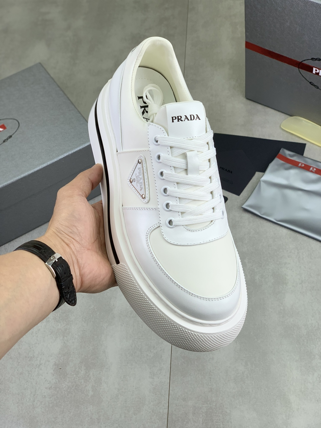 NO:778117,[Real price] Popular models are on the market on the official website, trendy brands (Prada) mainly promote popular models, avant-garde and versatile fashionable men's shoes, private version mold opening, cowhide surface splicing 11.. Fashionable and simple, original imported cowhide lining cowhide feet; the atmosphere and personality are more fashionable, eye-catching and pursuing class. It will subvert the old idea and be a must-have for fashionistas who want to spend time with you! Must keep it for yourself! Tall and comfortable, high-end workmanship. Size 38-44  4 optional.,,prada,prada,cowhide19860909【实价】官网爆款上市, 潮牌（普拉达Prada）主推爆款,前卫百搭时尚男鞋私版开模,牛皮面拼接11..时尚干脆、原版进口牛皮内里牛皮垫脚；大气个性更潮更抢眼更追求档次,它将颠覆旧念,与您共度时尚潮人必备! 必自留 ! 高大上的舒适大低,高端品质做工.码数38-44 4可选.,,prada,prada,cowhide,Men's shoes