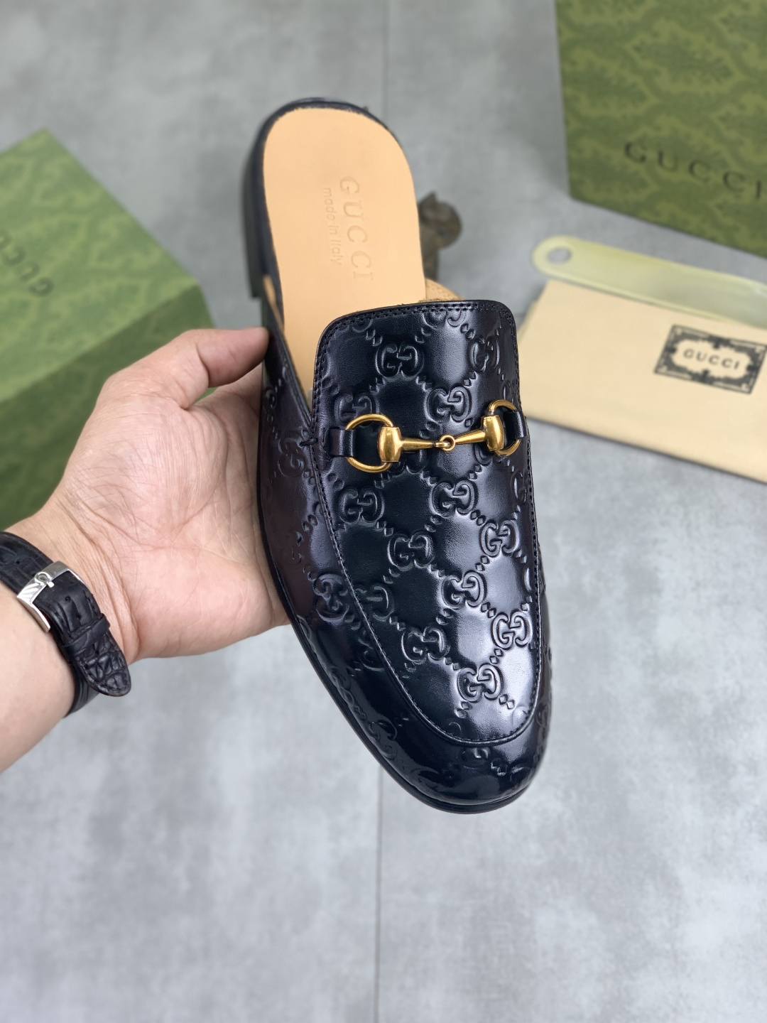 NO:778247,[Real price] Water-dyed cow lining, high quality Gucci half-flop business leather shoes (Gucci) official website latest Gucci half-flop business leather shoes, hot style simple and elegant, exclusive for trendy men. Unique official website latest brand original double G embossed elements Gucci original decoration, fashionable and generous, original calfskin fabric imported first-layer cowhide lining, official website designated wear-resistant, rubber business outsole, classic model physical shooting code number 39-44 (38  45 customized) Various colors available,,gucci,gucci,cowhide19860909【实价】水染牛里 高品质 古驰半拖商务皮鞋爆款精选（古奇gucci）官网最新款古奇半拖商务皮鞋,爆款版型简洁大气,潮男专属.独有的官网最新品牌原版双g压花素元素古奇原版装饰,时尚又大方,面料原版小牛皮全进口头层牛皮内里,官网指定耐磨、橡胶商务大底,经典款实物拍摄码数39-44(38 45定做) 多款颜色可选,,gucci,gucci,cowhide,Men's shoes