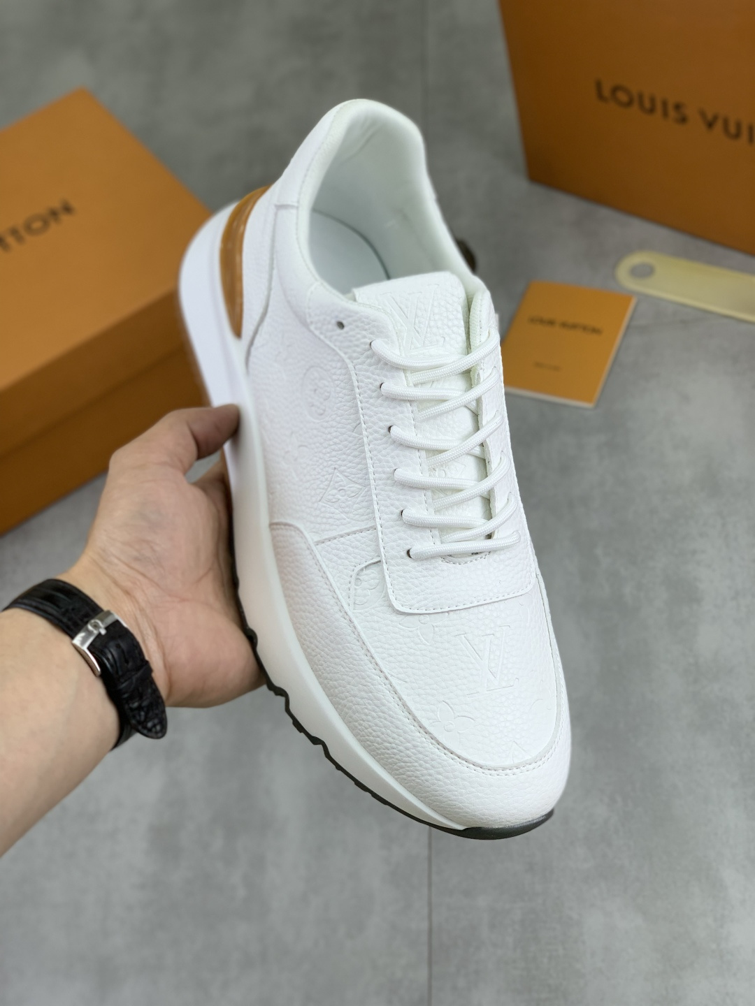 NO:778406,[Real price] The latest casual and fashionable men's shoes from LV official website are simple and elegant, exclusive for trendy men. Uniquely decorated with the latest brand elements of the official website, original decoration, fashionable and generous, the fabric is made of original calfskin, comfortable and breathable mesh lining, pigskin lining. The official website specifies wear-resistant casual outsole, the classic model is photographed in person and has 3 colors to choose from, code numbers 38-44 (45 46 customized), louis vuitton, cowhide19860909【实价】 LV 官网最新款休闲时尚男鞋爆款版型简洁大气,潮男专属.独有的官网最新品牌元素原版装饰,时尚又大方,面料采用原版小牛皮 舒适透气网布内里猪皮内里 官网指定耐磨休闲大底,经典款实物拍摄颜色3色可选码数38-44（45 46定制）,,louis vuitton,cowhide,Men's shoes