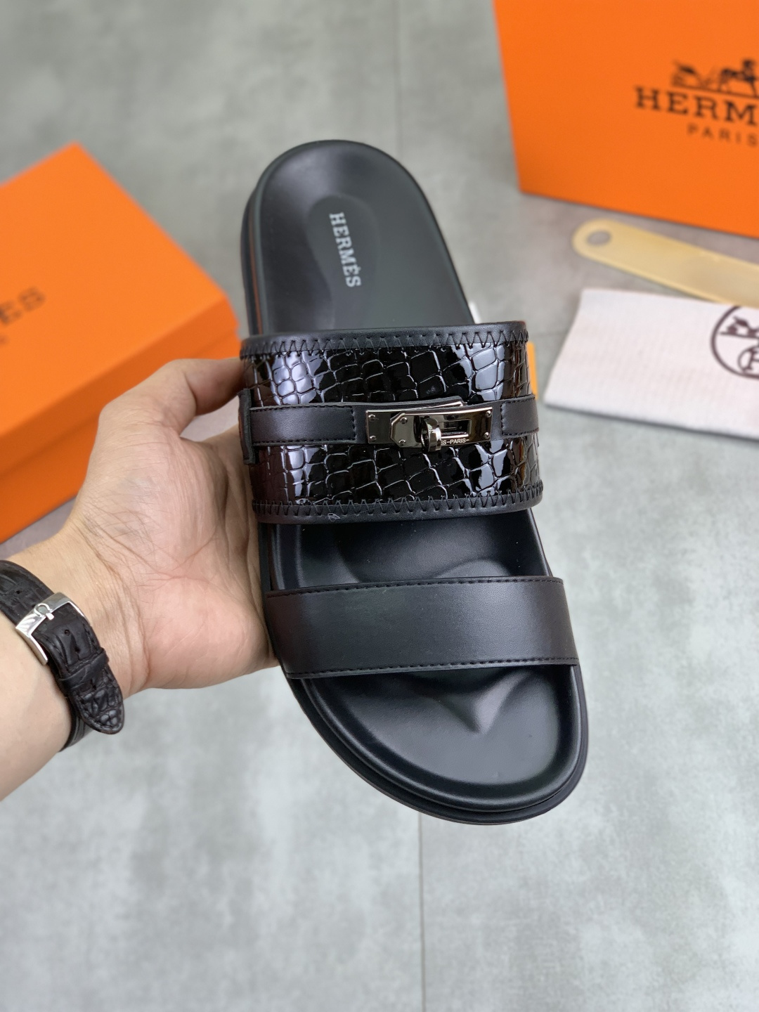 NO:778492,Real price [HERMES] High-end quality new Hermès slippers, made of imported stone-grained calfskin, wear-resistant and non-slip rubber outsole. Stylish and elegant, code number 39-45, 5 colors available, hermes, hermes, slippers, cowhide19860909实价【HERMES】高端品质 新款爱马仕拖鞋,面料进口石头纹小牛皮,耐磨防滑橡胶大底.时尚大气 码数39-45 颜色5色可选,,hermes,hermes,slippers,cowhide,Men's shoes