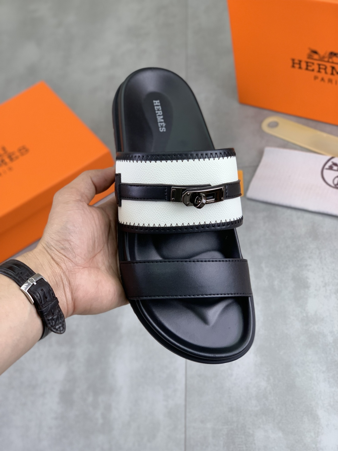 NO:778497,Actual price [HERMES] High-end quality new Hermès slippers, made of imported cross-grain calfskin, wear-resistant and non-slip rubber outsole. Fashionable and elegant, code number 39-45, 4 colors available, hermes, hermes, slippers, cowhide19860909实价【HERMES】高端品质 新款爱马仕拖鞋,面料进口十字纹小牛皮,耐磨防滑橡胶大底.时尚大气 码数39-45 颜色4色可选,,hermes,hermes,slippers,cowhide,Men's shoes