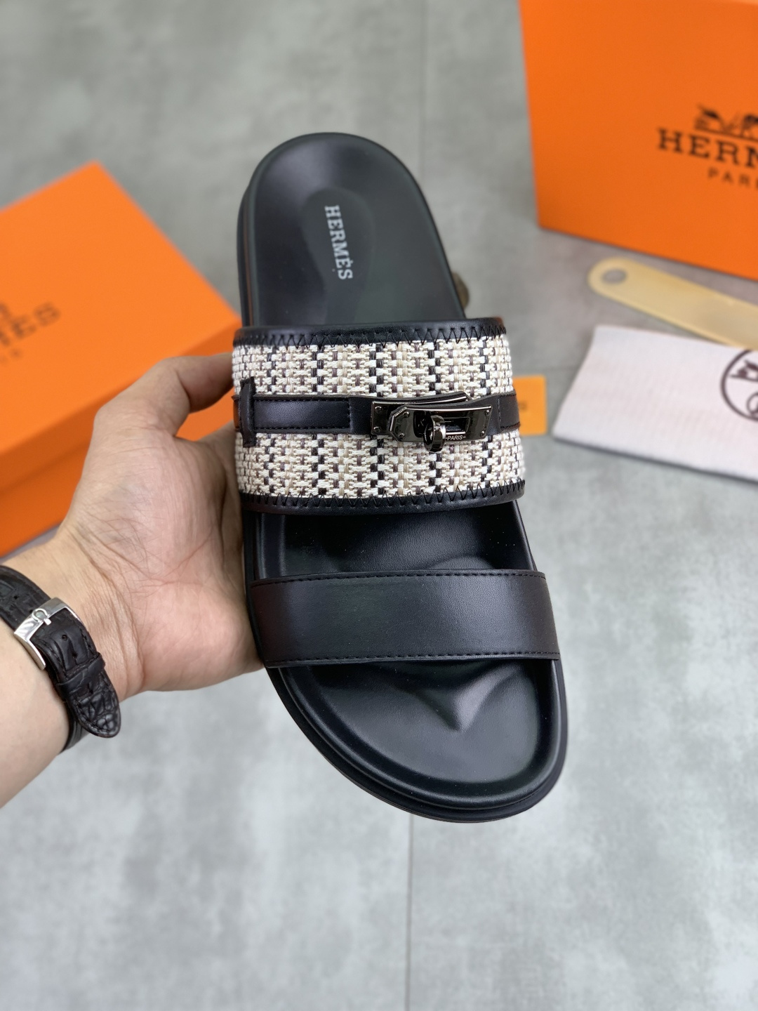NO:778474,Actual price [HERMES] High-end quality new Hermès slippers, imported calfskin material, wear-resistant and non-slip rubber outsole. Fashionable and elegant, size 39-45, 3 colors available, hermes, hermes, slippers, cowhide19860909实价【HERMES】高端品质 新款爱马仕拖鞋,面料进口小牛皮,耐磨防滑橡胶大底.时尚大气 码数39-45 颜色3色可选,,hermes,hermes,slippers,cowhide,Men's shoes