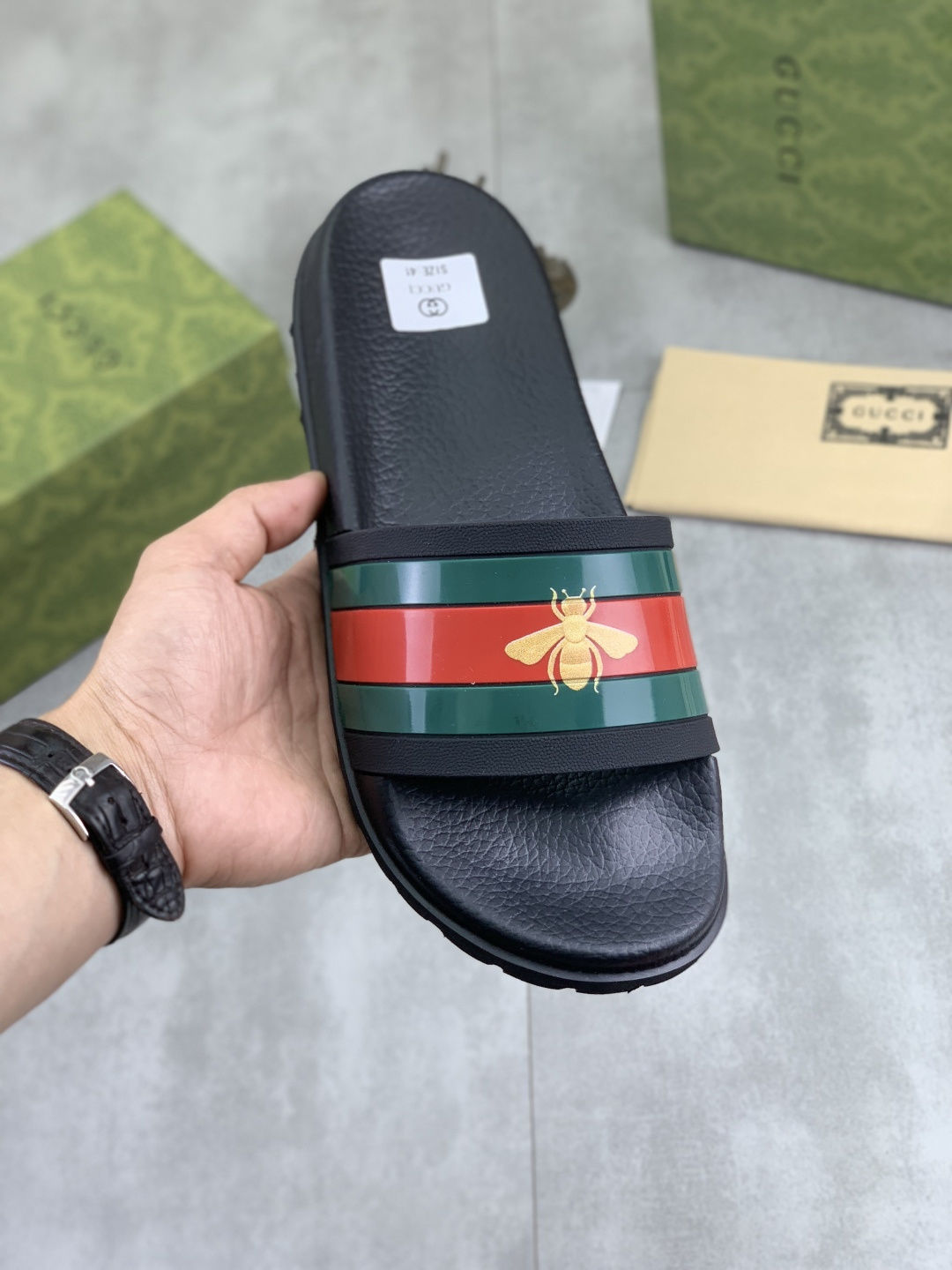 공장 직판가 200페소?【실제 가격】??? 구찌 뱀띠 해 신상 캐주얼 슬리퍼, 공식 웹사이트 정품, 완벽한 마감 처리로 고급스러움을 극대화하여 구찌만의 최고급 기술력으로 럭셔리의 정수를 보여줍니다. 구찌 더블 G 로고가 새겨진 오리지널 밑창, 사이즈: 36-46 23781