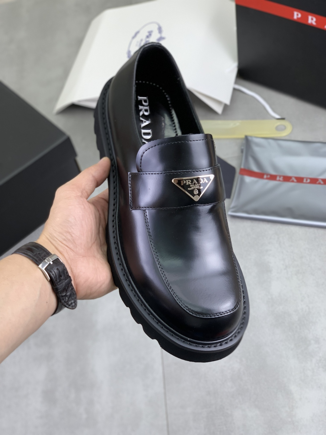 NO:779635,Real price PRADA top version Prada's new casual leather shoes. Original purchase and development. Prada men's classic series. Technological breathable fabrics with cowhide. Casual sports shoes. Casual sports dad shoes combine high-tech breathable materials with cowhide. P's exclusive button decoration on the side. The outsole is full of P italic design and bright colors to show vitality and continue the brand design inspiration. Walk lightly in the city and feel unrestrained and comfortable. Delivered in exquisite packaging. Fabric original custom calfskin with breathable material.  Lined with cowhide and lined with cowhide feet. Outsole is made of open-molded TPU foam material. Bottom thickness is 3.5CM. Size Men's 38-44 (customized at 45). Black and burgundy colors available, prada, prada, sneakers, cowhide19860909实价 PRADA 顶级版本 普拉达新款休闲皮鞋 原版购入开发 做货 普拉达家男士经典系列 科技透气面料搭配牛皮 休闲运动鞋 休闲之履运动老爹鞋结合高科技透气材质与牛皮,侧面P家专属纽扣装饰 大底满满P斜体设计和鲜艳色彩展现活力,延续品牌设计灵感.轻盈漫步都市,感受无拘舒适. 配送精美包装 面料原版定制小牛皮配透气材质 内里牛皮内里牛皮垫脚 大底开模TPU发泡材质 底厚3.5CM Size 男款38-44（45定做）黑色 酒红色颜色可选,,prada,prada,sneakers,cowhide,Men's shoes