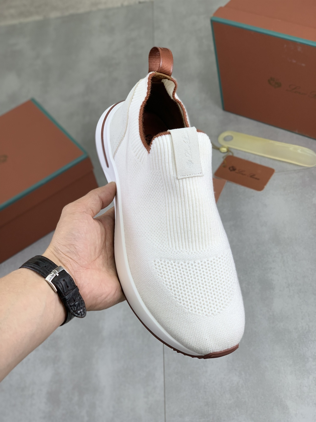 NO:779666,Real-price latest casual shoes Loro Piana. Top-grade purchase original copy. Founded the existing Loro Piana company on August 24, 2019. The family operation is now the sixth generation, providing first-class high-quality products to customers who are particular about taste and quality. Imported original fly woven with cowhide fabric, made of plain calfskin inside, hand-sewn thread with cowhide feet, high-end outsole, size 38-44 (45 46 customized), loro  piana,cowhide19860909实价最新款休闲鞋Loro Piana 顶级级购买原版复制 于194月24日一手创立现有的Loro Piana公司.家族经营至今已是第六代,为讲求品味及对质量有要求的顾客提供上等的优质商品 进口原版飞织配牛皮面料 ,内里平纹小牛皮制成 手工缝制线配牛皮垫脚 高端大底 码数38-44（45 46定做）,,loro piana,cowhide,Men's shoes