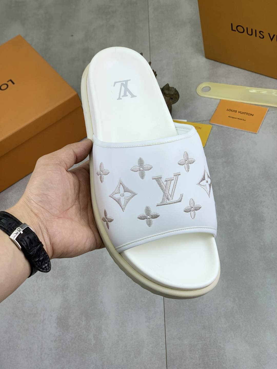 NO:779970,[Real price] Original quality [LOUIS VUITTON] official website popular Louis Vuitton L men's slippers are on sale simultaneously!  Original fabric imported from Italy. Original factory special supply. Size 38-44 (45 customized). Many colors available. Louis vuitton, louis vuitton, louis vuitton, slippers19860909【实价】 原单品质【LOUIS VUITTON】官网爆款路易威登 L家男士拖鞋 同步发售 ！意大利进口原版面料 原厂特供原版底 码数38-44（45定做）超多款颜色可选,,louis vuitton,louis vuitton,louis vuitton,slippers,Men's shoes