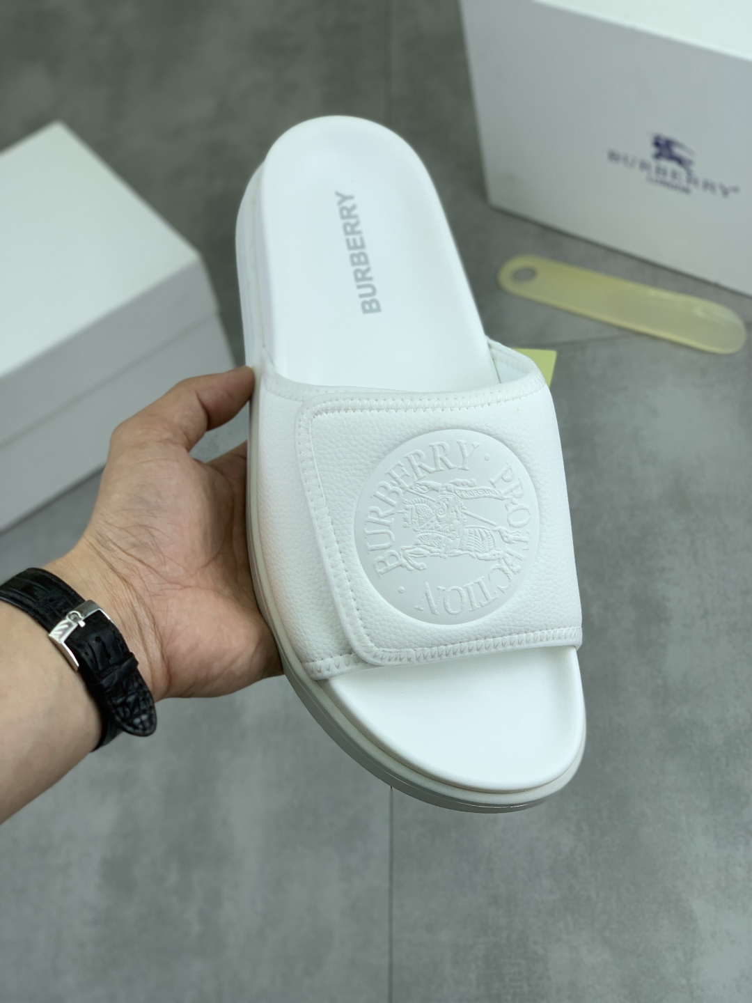 NO:779973,[Real price] Original quality [Burberry] popular Louis Vuitton men's slippers from the official website are on sale simultaneously!  Original fabric imported from Italy, original factory special supply, code number 38-44 (45 customized), many colors to choose from, burberry, louis vuitton, slippers19860909【实价】 原单品质【巴宝莉】官网爆款路易威登 B家男士拖鞋 同步发售 ！意大利进口原版面料 原厂特供原版底 码数38-44（45定做）超多款颜色可选,,burberry,louis vuitton,slippers,Men's shoes
