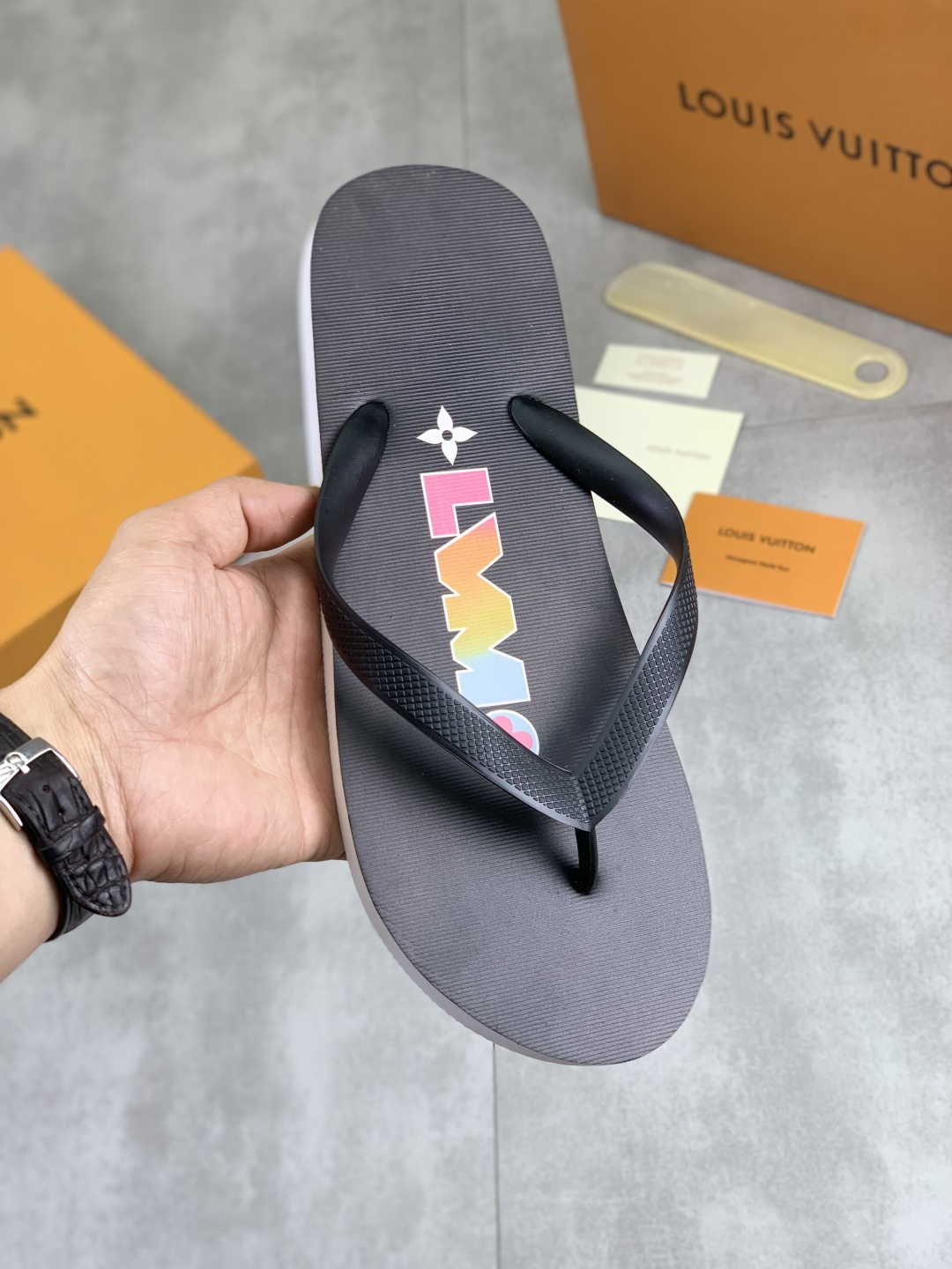 NO:779976,[Real price] [LOUIS VUITTON] New casual flip-flops for couples, official website, high quality, perfectly made to convey a kind of noble luxury, sublimating its definition of luxury in high-end extraordinary craftsmanship. Size 36-45, multiple colors to choose from, louis vuitton, slippers19860909【实价】【LOUIS VUITTON】新款情侣休闲人字拖鞋,官网、高品质 完美做透射出一种尊贵奢华,于高端超凡工艺中升华其奢侈定义.码数36-45 多色选,,louis vuitton,slippers,Men's shoes