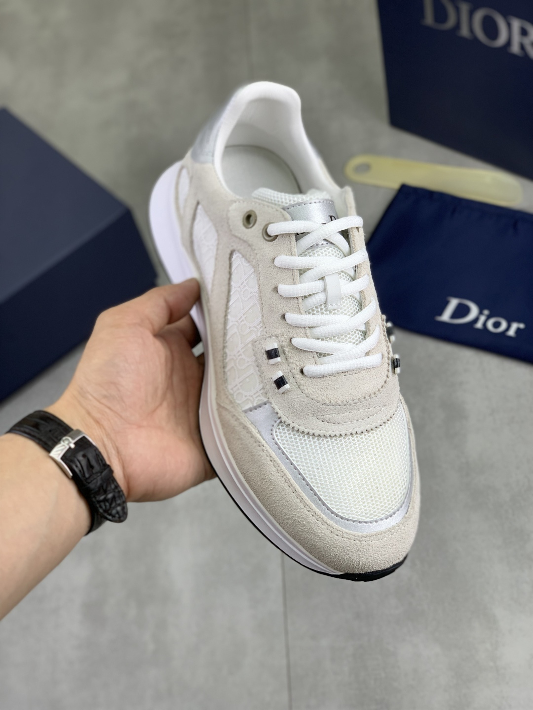 NO:780623,Real price Dior Tech sneakers are new in the 2026 early spring series, with fashionable details, highlighting retro aesthetics. The fly-knit upper is spliced with apricot transparent mesh fabric on the sides, and the upper window edges are laminated with high-frequency flat ironing and counter-pressing. The original craftsmanship is beautiful, comfortable and does not fall off. The interior is made of sheep lining of the same color, soft and comfortable, and the heel and tongue are embellished with the Paris logo. The textured TPU sole with the same color logo adds a high-end style.  Code number 38-44 (45 customized), dior, dior, sneakers19860909实价 迪奥Dior Tech运动鞋 2026早春系列新品,搭配时尚细节,彰显复古美学.飞织鞋面与杏色透明网眼织物侧面拼接,鞋面窗口引边采用高周波平烫反压贴合,原版工艺,美观舒适不脱落.内里采用同色调羊里全包柔软舒适,后跟和鞋舌点缀以Paris标志,富有纹理的TPU同色调标志鞋底,增添高订风范. 码数38-44（45定做）,,dior,dior,sneakers,Men's shoes