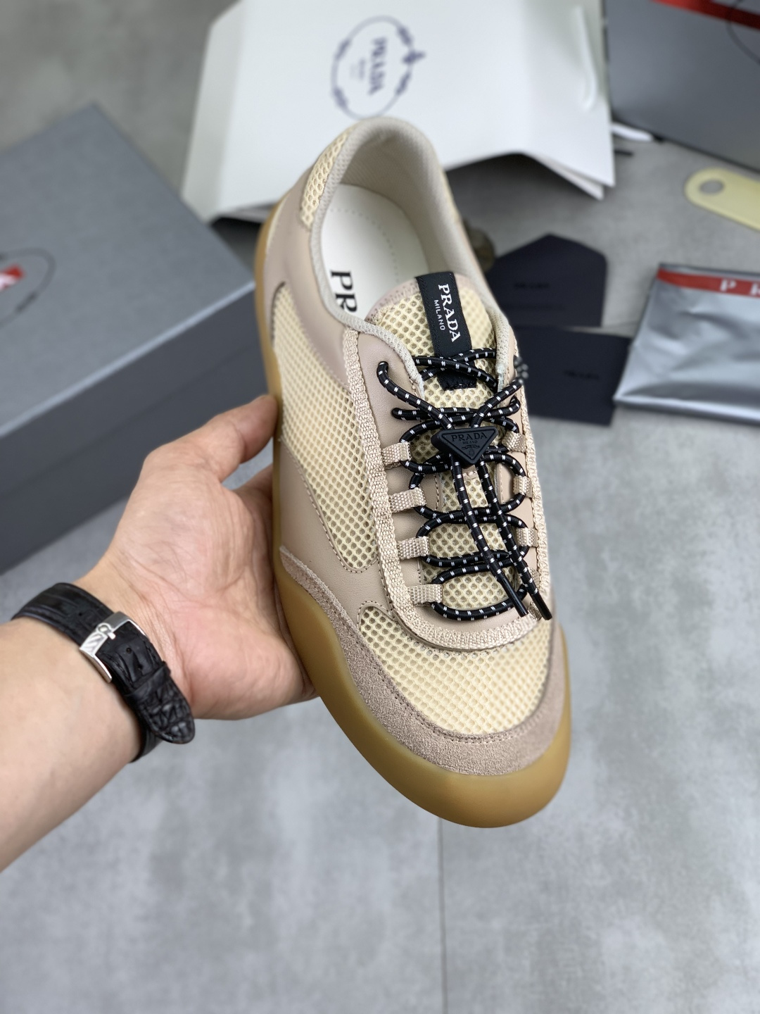 NO:780629,[Real price] Popular models on the official website are on the market, trendy brands (Prada) are mainly promoting popular models, avant-garde versatile fashionable men's shoes, private version mold opening, cowhide surface splicing 11.. Stylish and simple, original imported cowhide lining cowhide feet; the atmosphere and personality are more fashionable, eye-catching and pursuing class. It will subvert the old idea and be a must-have for fashionistas who want to spend time with you! Must keep it! High-end foam is comfortable and low, high-end quality workmanship. Size 38-45  Various colors available.,,prada,prada,cowhide19860909【实价】官网爆款上市, 潮牌（普拉达Prada）主推爆款,前卫百搭时尚男鞋私版开模,牛皮面拼接11..时尚干脆、原版进口牛皮内里牛皮垫脚；大气个性更潮更抢眼更追求档次,它将颠覆旧念,与您共度时尚潮人必备! 必自留 ! 高端发泡舒适大低,高端品质做工.码数38-45 多款颜色可选.,,prada,prada,cowhide,Men's shoes