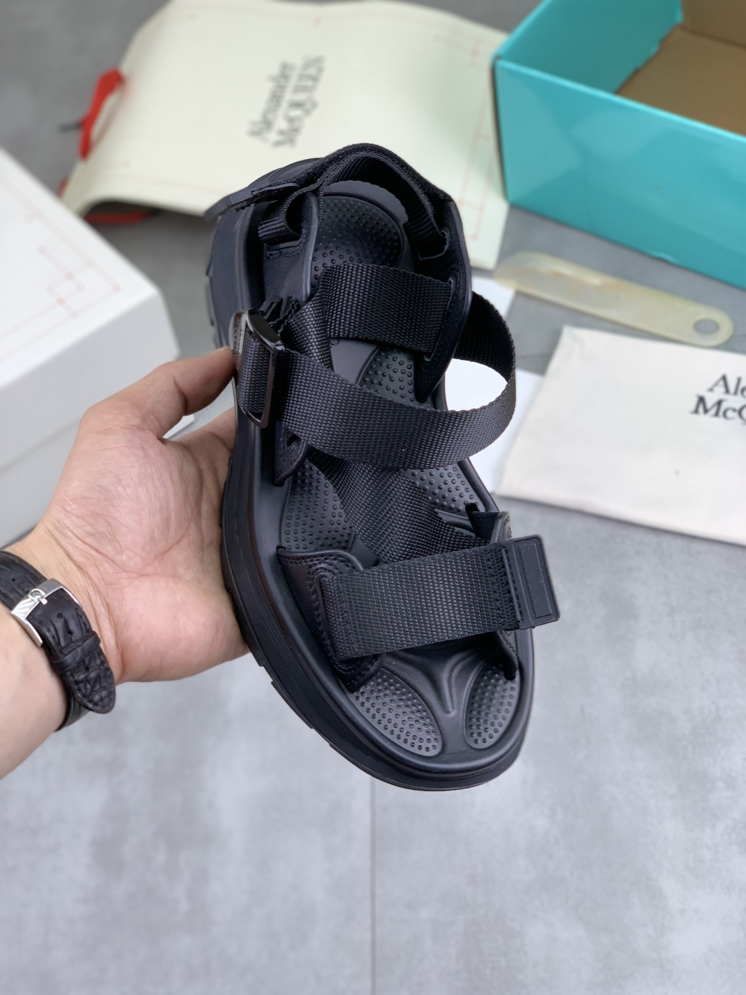 NO:780644,Real price high version McQueen.MQ new model slippers are shipped with the original private model outsole, which is light and non-slip!  Fashionable on the feet. Versatile, size 35-45, complete package with airplane box, alexander mcqueen, slippers19860909实价 高版本 麦昆.MQ新款款拖鞋出货了原版私模大底,轻而防滑！上脚时尚.百搭,码数35-45 全套包装配飞机盒,,alexander mcqueen,slippers,Men's shoes