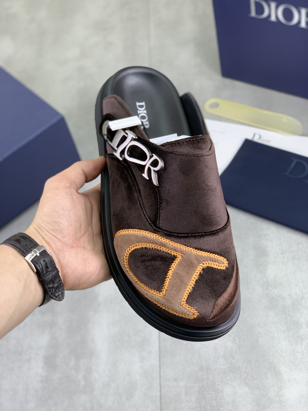 NO:780637,Real price Dior men's Birkenstock casual half slippers - This sports upper is made of soft cowhide fabric, embossed with a plaid pattern, with an embossed two-color sole, embellished with the brand logo, and equipped with an adjustable L-shaped buckle strap for a full sense of relaxation. Size 39-45 Full package, dior, dior, sneakers, slippers, cowhide19860909实价 Dior 迪奥男士勃肯休闲半拖鞋 -此款运动鞋面采用柔软牛皮面料,融入格纹图案压花,搭配压纹双色鞋底,其上点缀品牌标识,设有可调试L字型扣环束带,松弛感拉满满. 码数39-45 全套包装,,dior,dior,sneakers,slippers,cowhide,Men's shoes