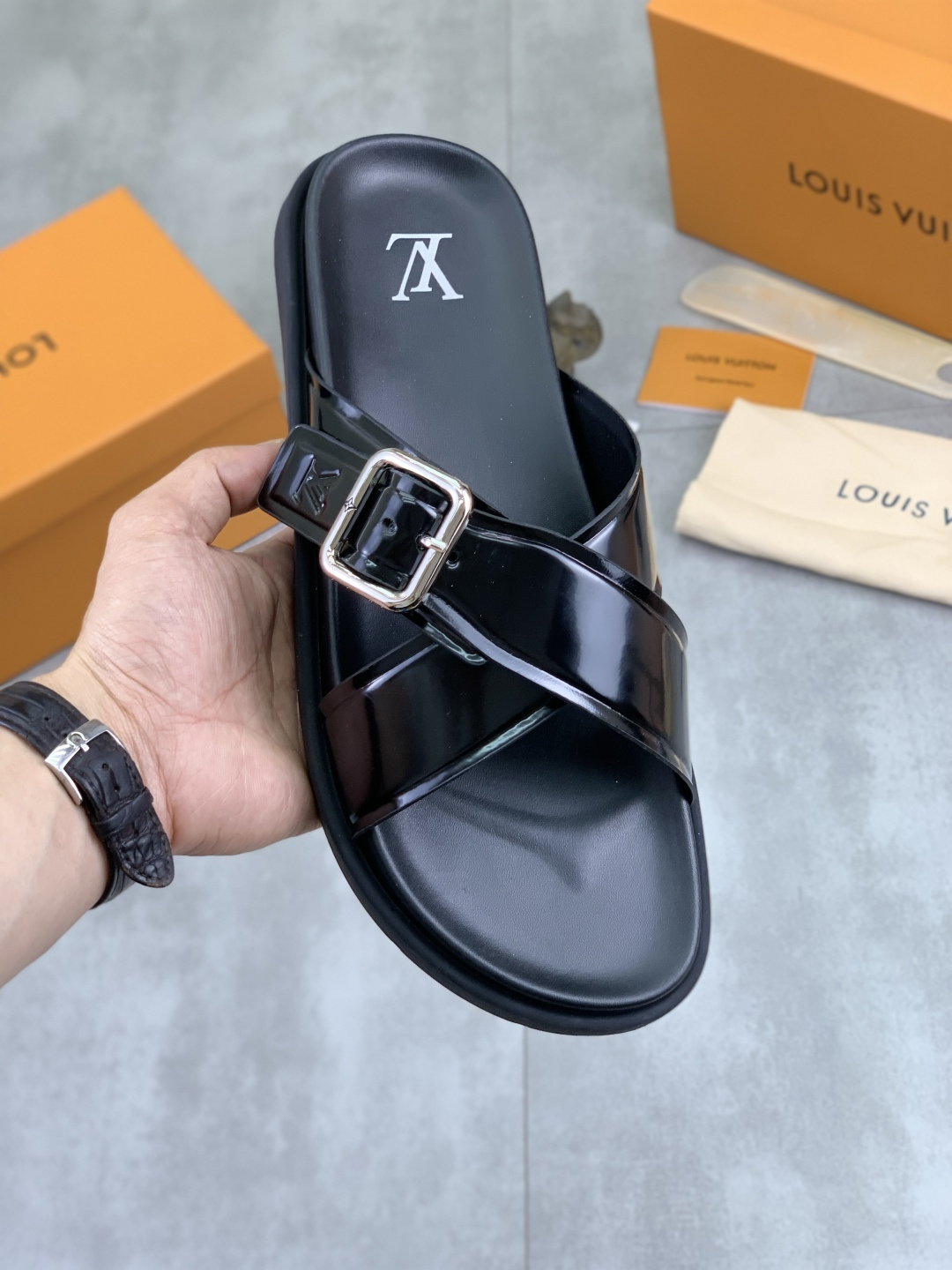 NO:780785,[Real price] High-quality slippers [LOUIS VUITTON] The official website synchronizes the latest slippers. The highest version on the market. Accept material comparison, shoe type comparison and process comparison. Practical and textured, versatile, suitable for any occasion, the more you look at it, the more you look at it. Pure handmade craftsmanship - upper material, calfskin imported from Italy - high-quality water-dyed sheepskin inside - original high-quality private model custom combination outsole - Size 39-44, multi-color colors available, Louis  vuitton,slippers,cowhide,sheepskin19860909【实价】 高品质拖鞋【LOUIS VUITTON】官网同步最新款拖鞋 市场最高版本的,接受材质对比 鞋型对比 工艺对比 实用又有质感·百搭适用任何场合、越看越有味道.纯手工工艺 -鞋面材质,意大利进口小牛皮 -内里优质水染羊皮 -原版高品质私模定制组合大底 -Size39-44 颜色多色颜色可选,,louis vuitton,slippers,cowhide,sheepskin,Men's shoes
