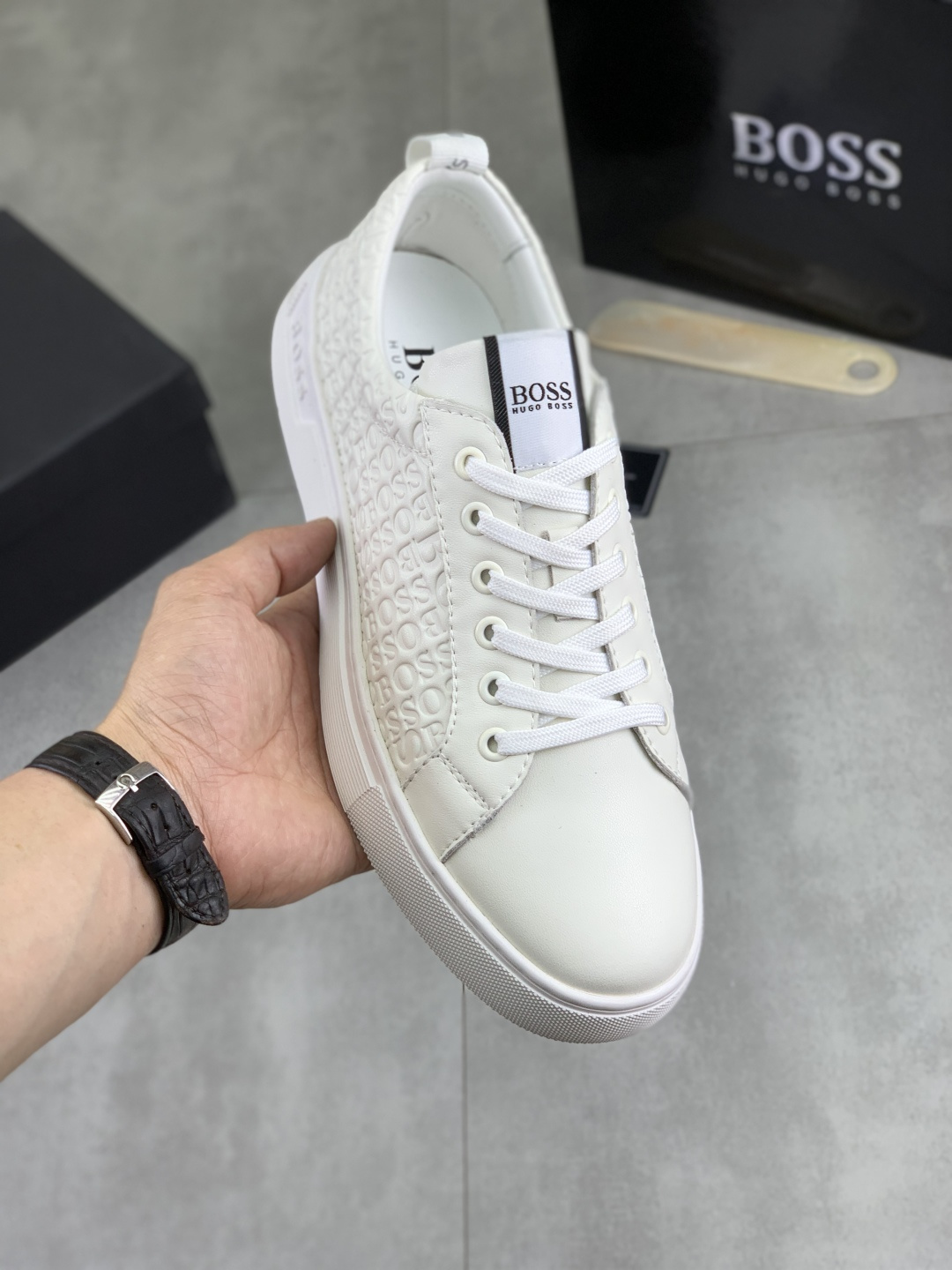 NO:781517,[Real price] [BOSS] 2025 original lace-up men's shoes, classic high-top casual shoes. This model is the official flagship model, high quality, made by famous original factory designers, using imported fly-knit breathable fabrics, comfortable and breathable mesh lining sheepskin insoles, perfect last shape, generous and fashionable design, attracting many consumers. Suitable for drivers to drive, what they want is the best quality in the market, 3 colors available, code number 38--44 (45 custom-made),, sheepskin19860909【实价】【BOSS】2025原版系带男鞋 经典高帮款休闲鞋本款是官方主打经典款,质量,原厂名师制作,采用进口飞织透气面料舒适透气网布內里羊皮鞋垫,完美楦型,大方时尚的设计,吸引了众多消费者的追捧,适合司机驾车行驶,要的就是市场最品质,颜色3色可选 码数38--44（45 定做）,,sheepskin,Men's shoes