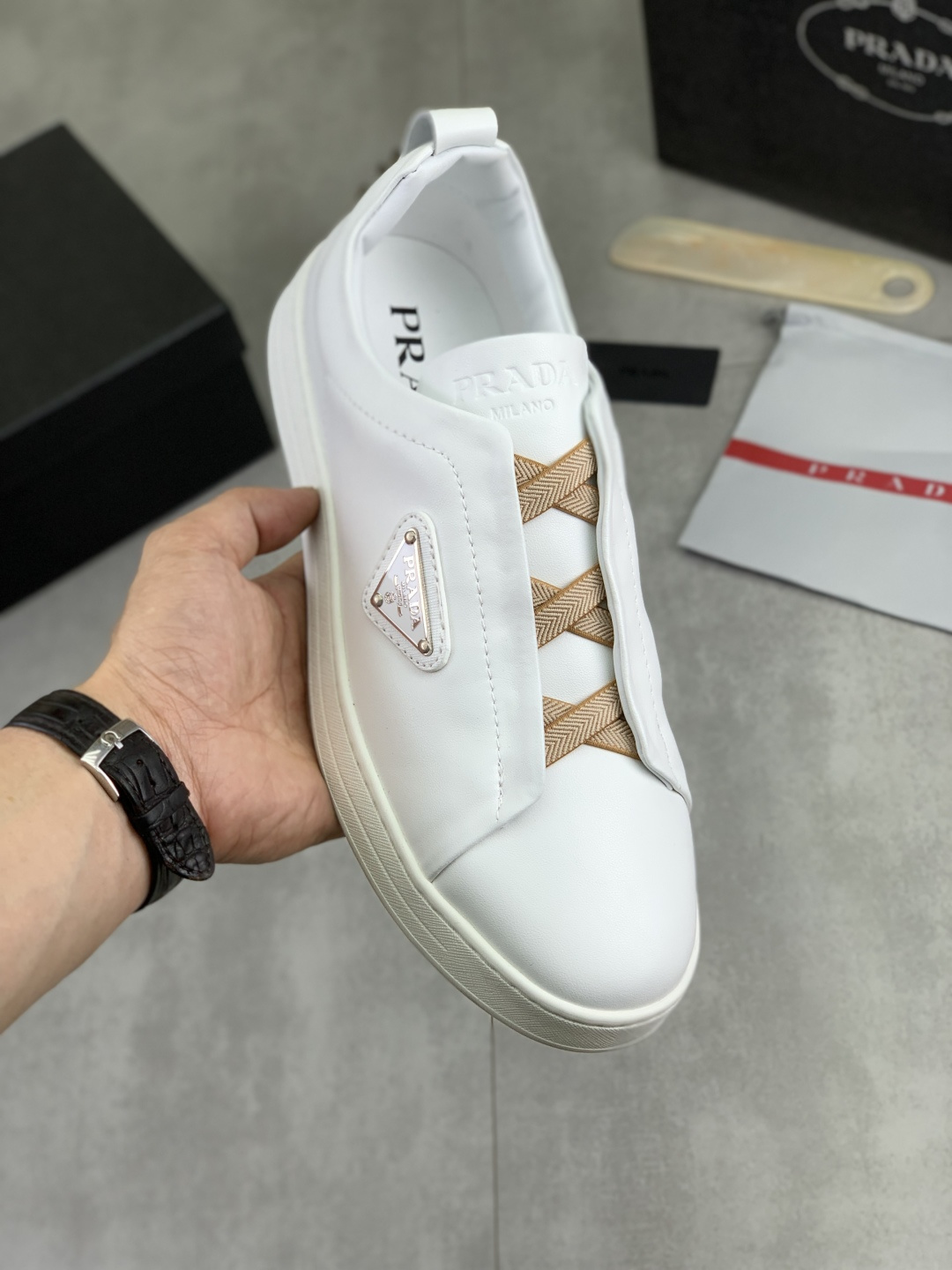 NO:781501,[actual price]  High-quality PRADA breathable and comfortable men's shoes, the latest classic model on the official website, 11 copies are on the market, synchronized in Hong Kong, and on the same catwalk; all made of calfskin with breathable mesh fabric, imported soft and comfortable sheepskin lining, rubber outsole, original anti-slip and durable  Wear; comfortable to wear, attractive style, fine workmanship, and simple and neat shoe last, showing the man's courage and toughness, size 38 to 44; 4 colors to choose from, prada, prada, cowhide, sheepskin19860909【实价】 高品质羊里（PRADA普拉达）透气舒适男鞋官网经典最新款上市了11复制,香港同步,走秀同台；全部采用小牛皮配透气网布面料进口柔软舒适羊皮内里、橡胶大底原版防滑耐磨；着脚舒适、款式耐看,做工精细,配以简洁利落的鞋楦,彰显男人的果敢和硬朗,码数38一44；4色选,,prada,prada,cowhide,sheepskin,Men's shoes