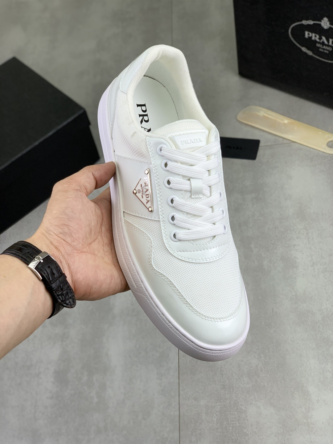 NO:781493,[actual price]  High-quality PRADA breathable and comfortable men's shoes, the latest classic model on the official website, 11 copies are on the market, synchronized in Hong Kong, and on the same catwalk; all made of calfskin with breathable mesh fabric, imported soft and comfortable sheepskin lining, rubber outsole, original anti-slip and durable  Wear; comfortable to wear, attractive style, fine workmanship, with simple and neat shoe last, showing the man's courage and toughness, size 38 to 44; 3 colors to choose from, prada, prada, cowhide, sheepskin19860909【实价】 高品质羊里（PRADA普拉达）透气舒适男鞋官网经典最新款上市了11复制,香港同步,走秀同台；全部采用小牛皮配透气网布面料进口柔软舒适羊皮内里、橡胶大底原版防滑耐磨；着脚舒适、款式耐看,做工精细,配以简洁利落的鞋楦,彰显男人的果敢和硬朗,码数38一44；3色选,,prada,prada,cowhide,sheepskin,Men's shoes